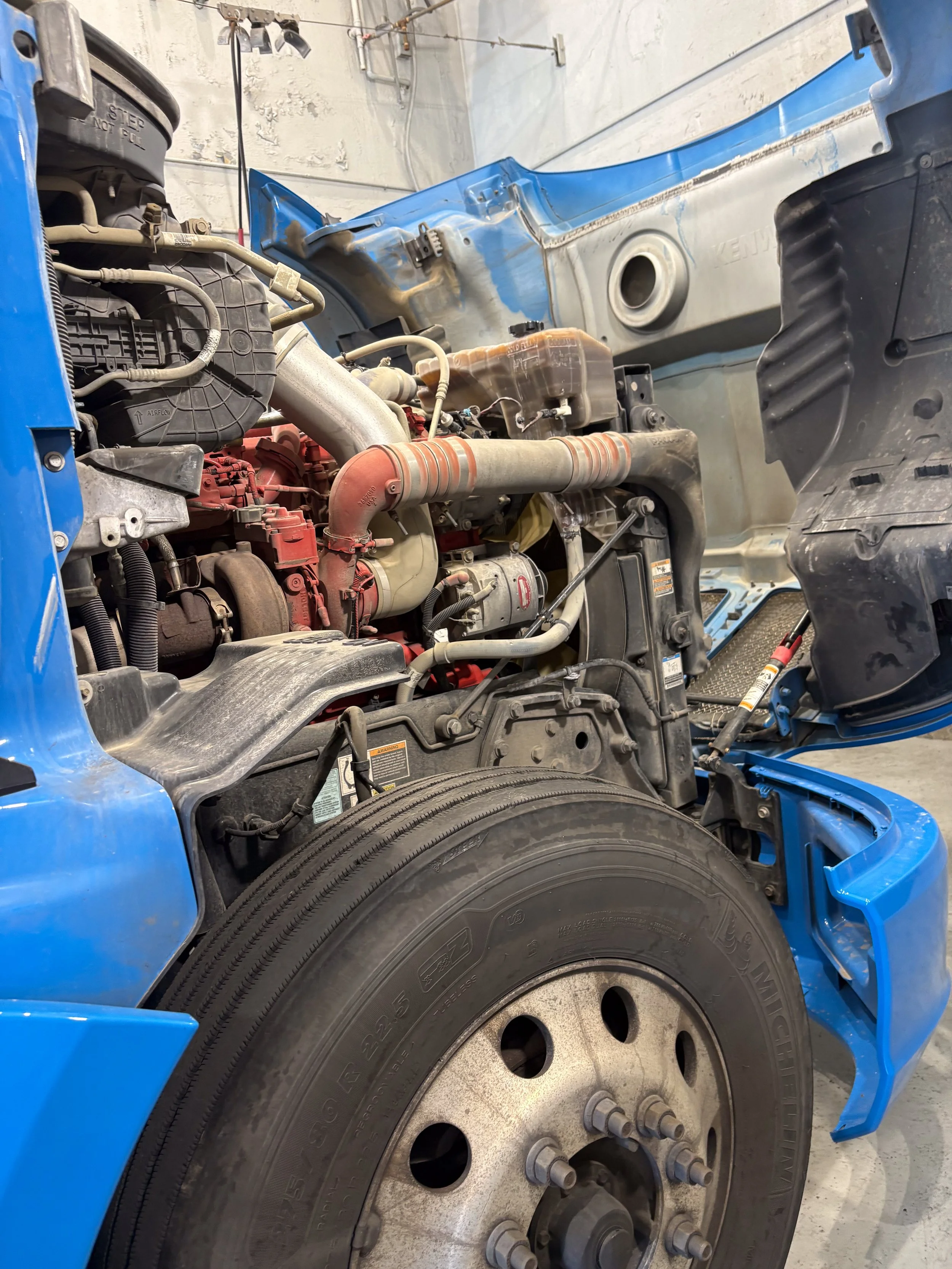 71-blue-kenworth-t680-engine-bay-front.jpg
