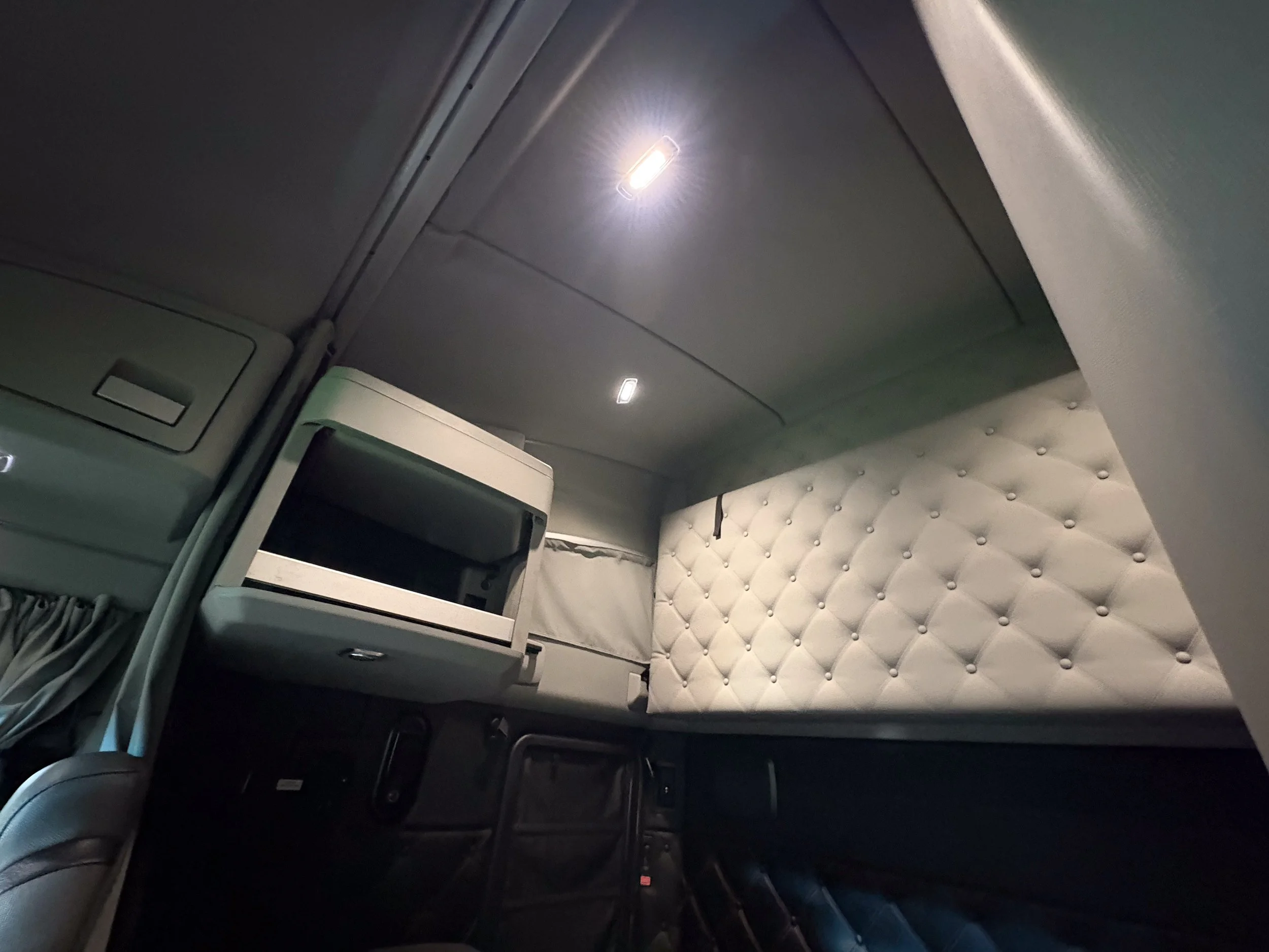 15-green-kenworth-t680-interior-sleeper-bunk.jpg