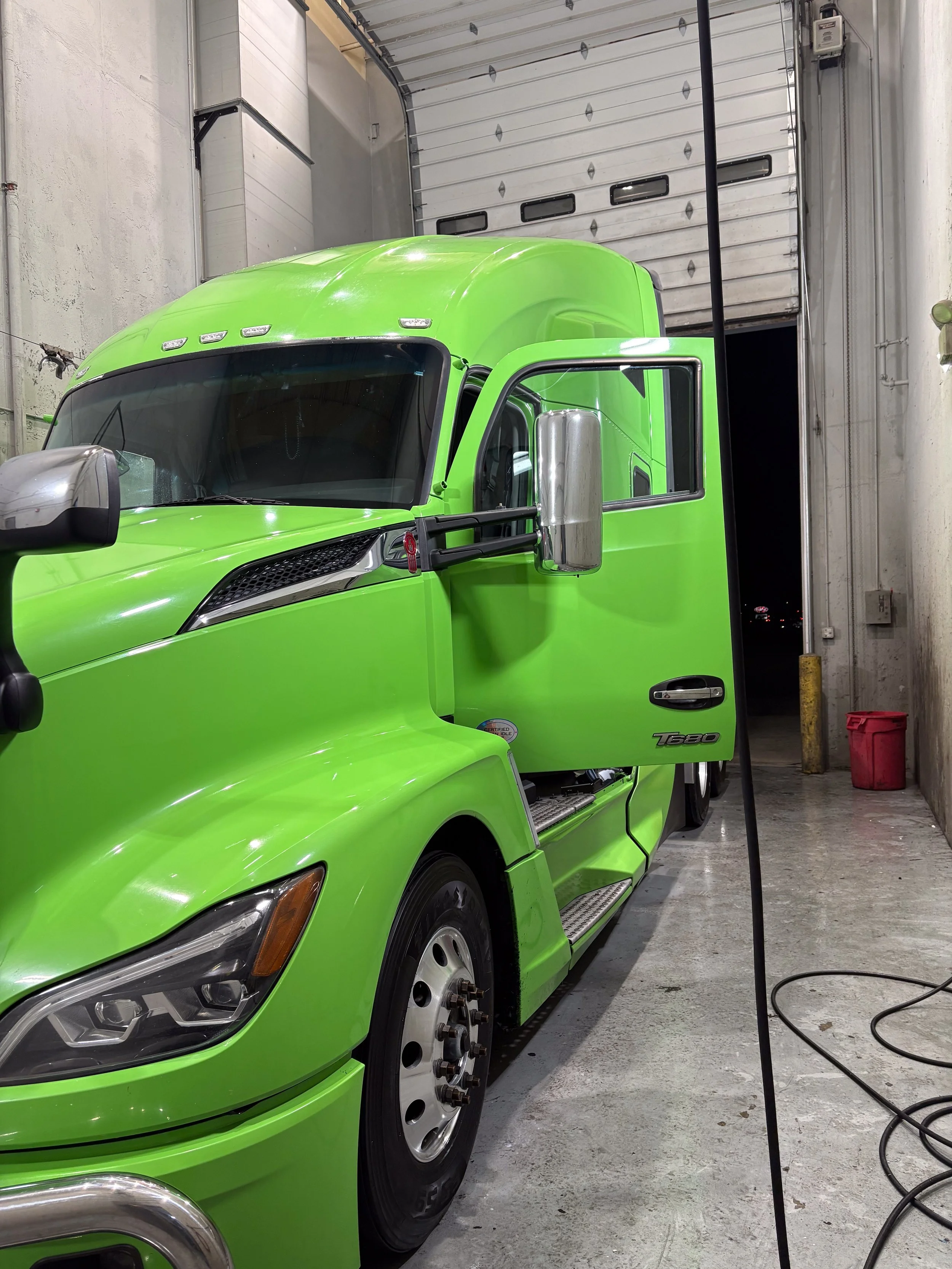 04-green-kenworth-t680-front-3q-wash-bay.jpg