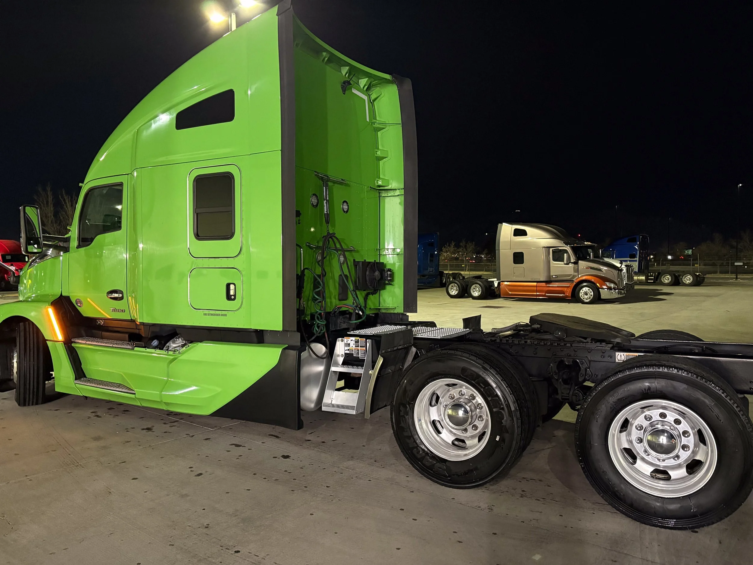 06-green-kenworth-t680-driver-side-night.jpg