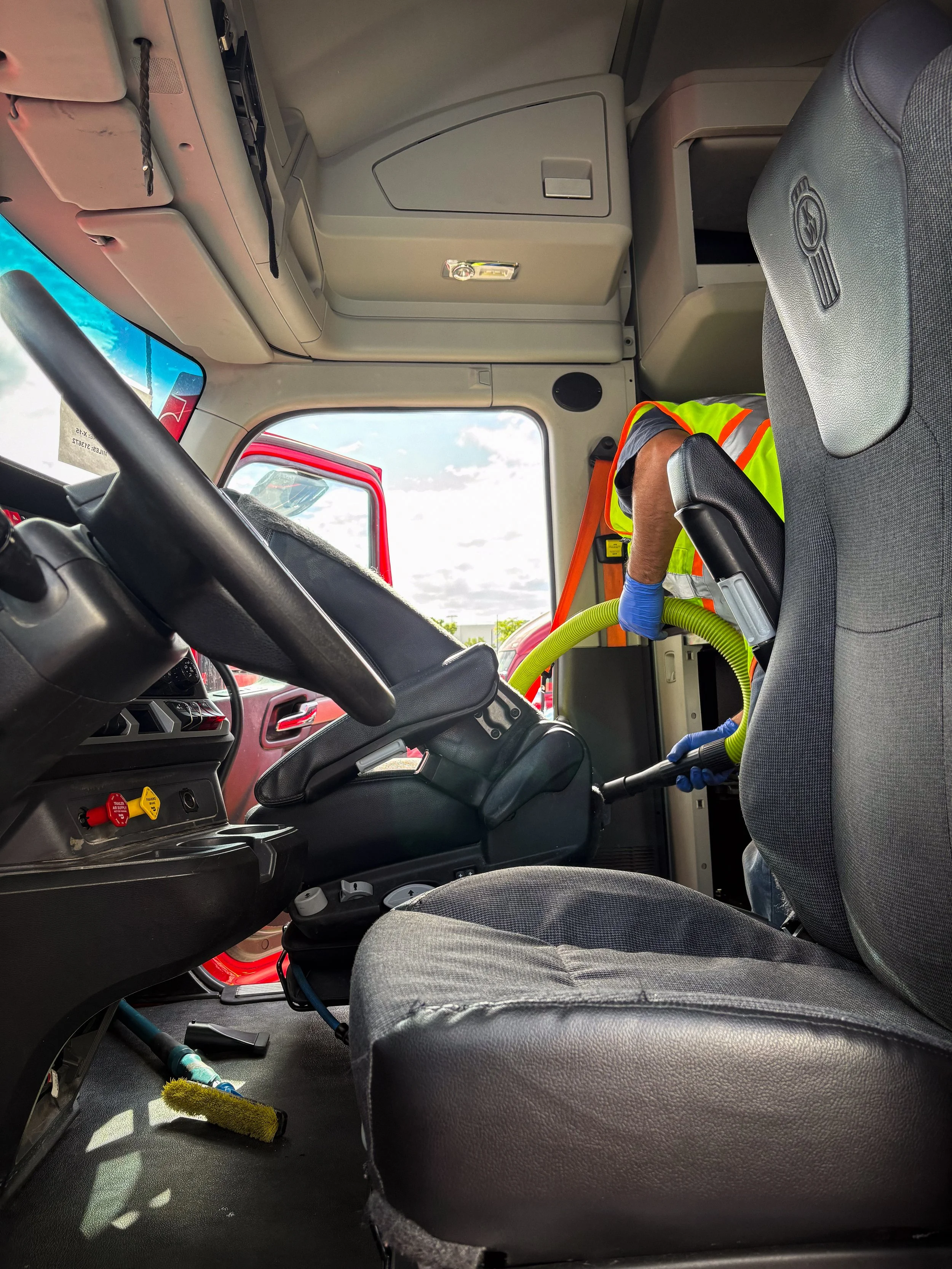 91-detailing-interior-vacuum-in-progress.jpg