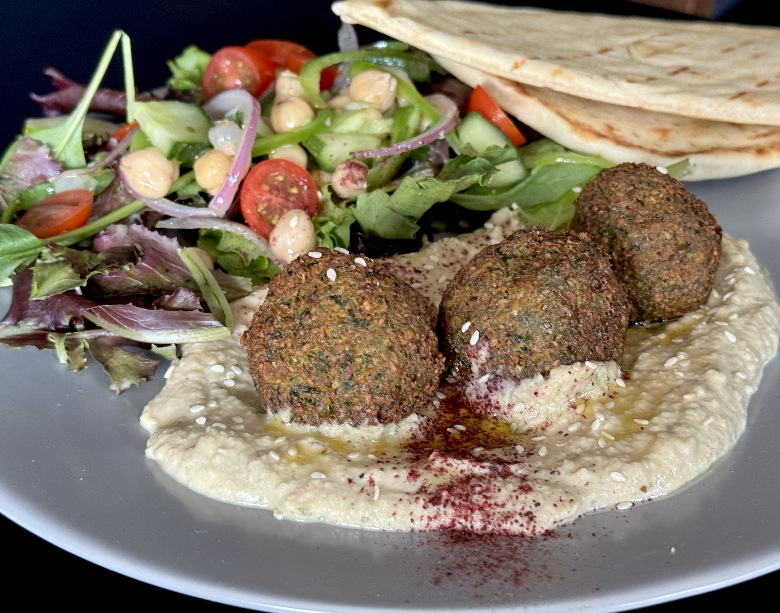 falafels with hummus