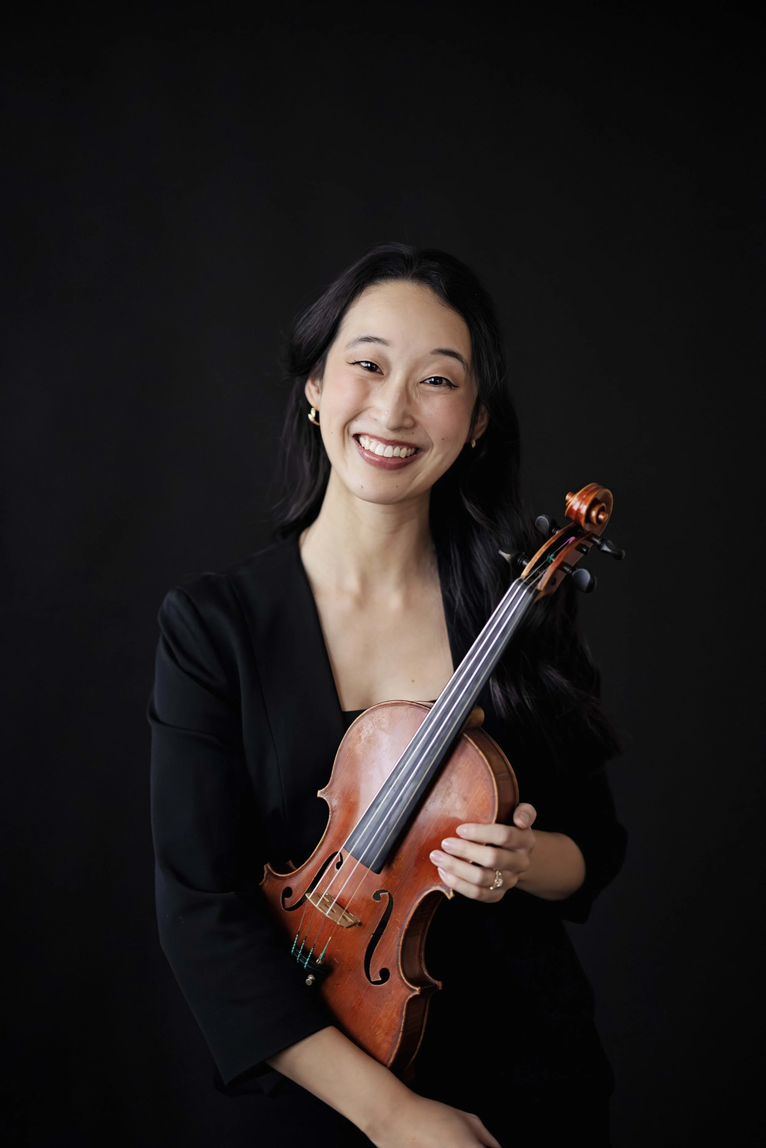 Headshot of violinist, Ruth Vanden Bos