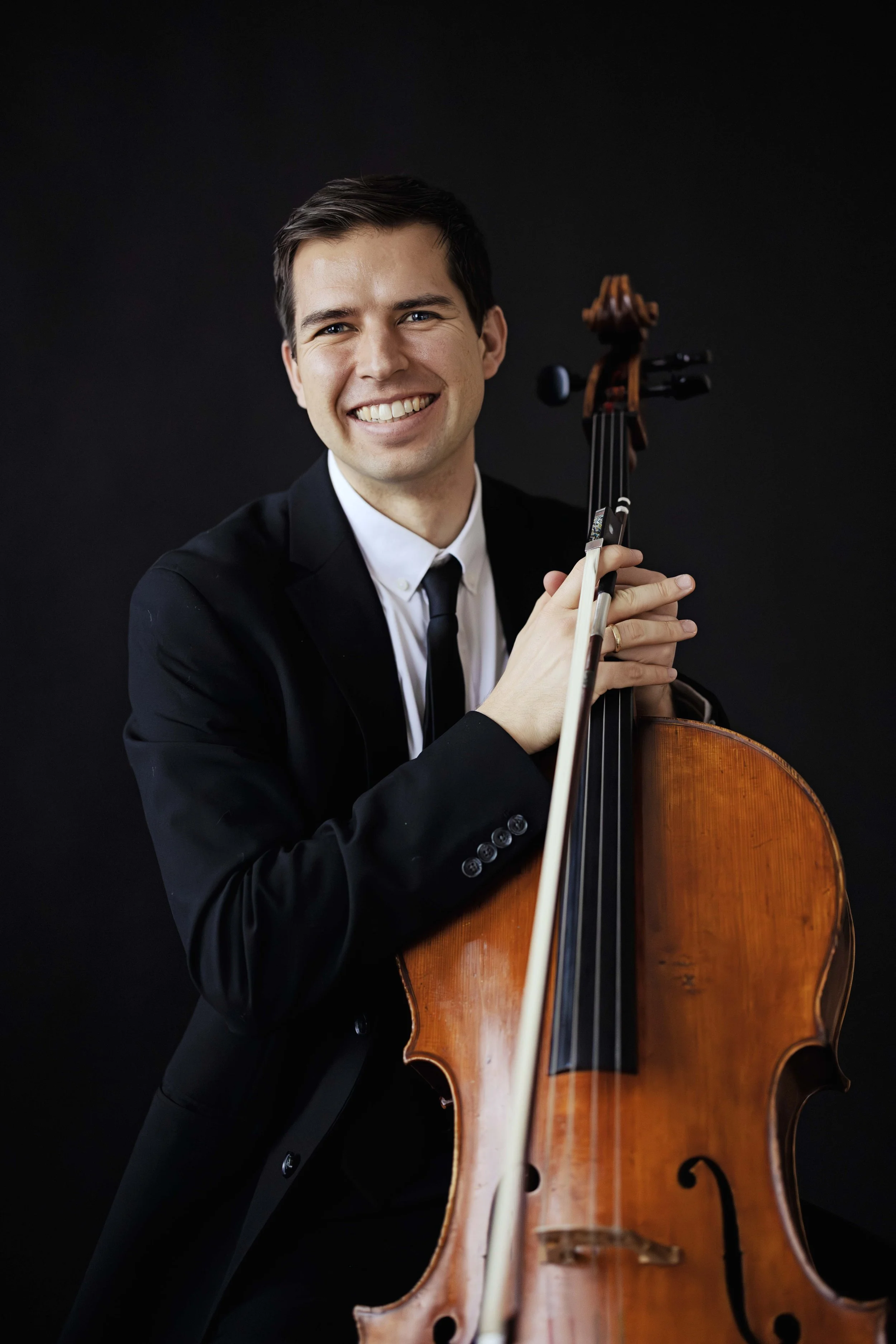 Headshot of cellist, Andrew Plaisier