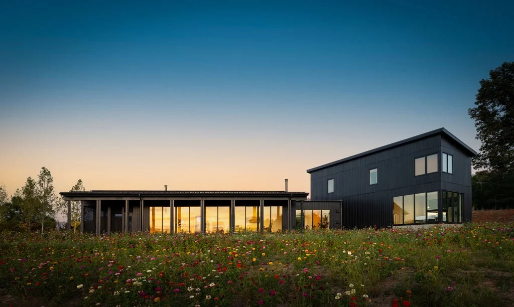 Winning New Modern Cottage Connects to the Land