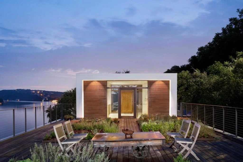 A Modern Cliffside Home Design Turns Challenges into Opportunities
