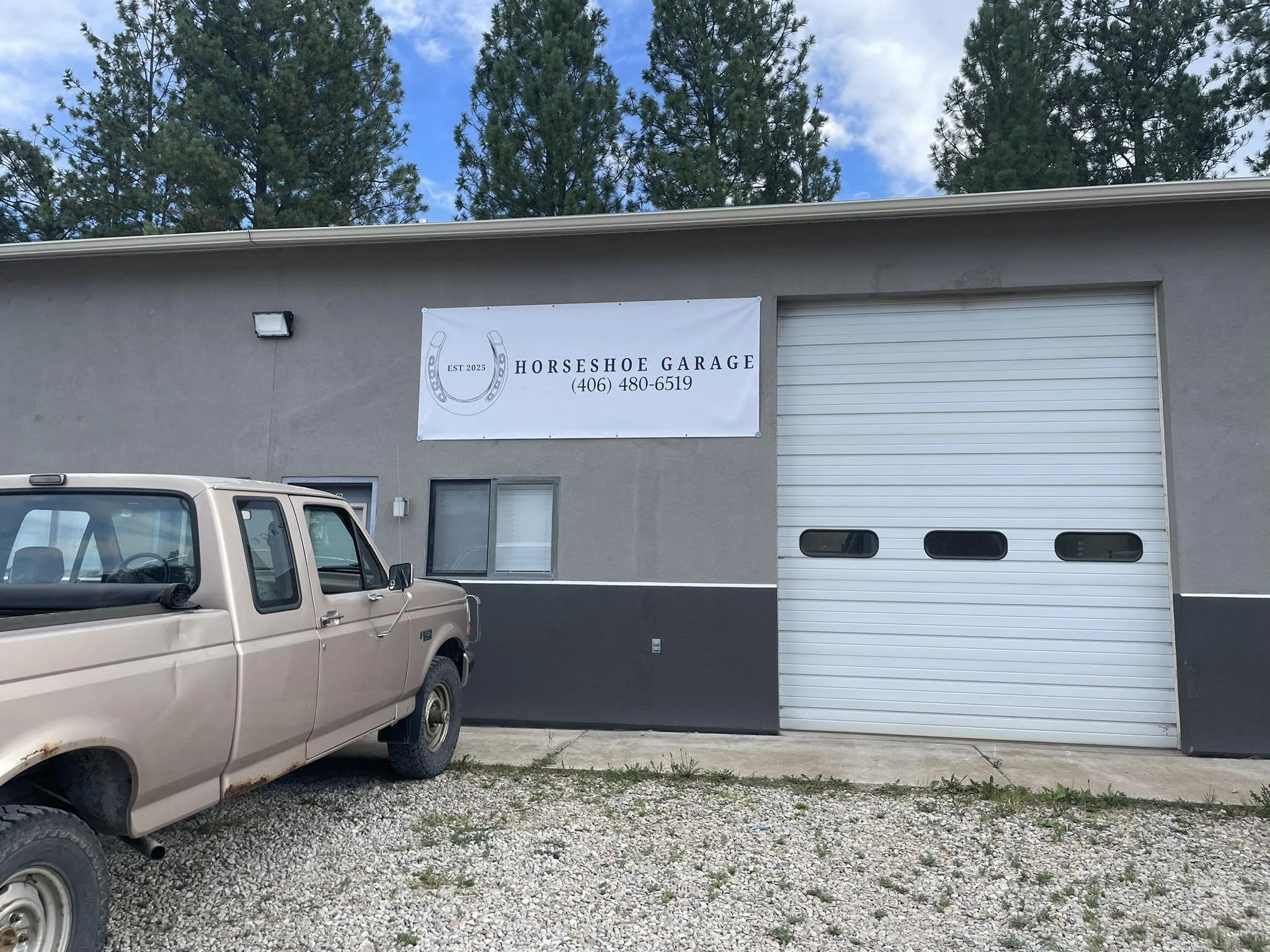 a brown building with a sign that reads, "Horseshoe Garage".
