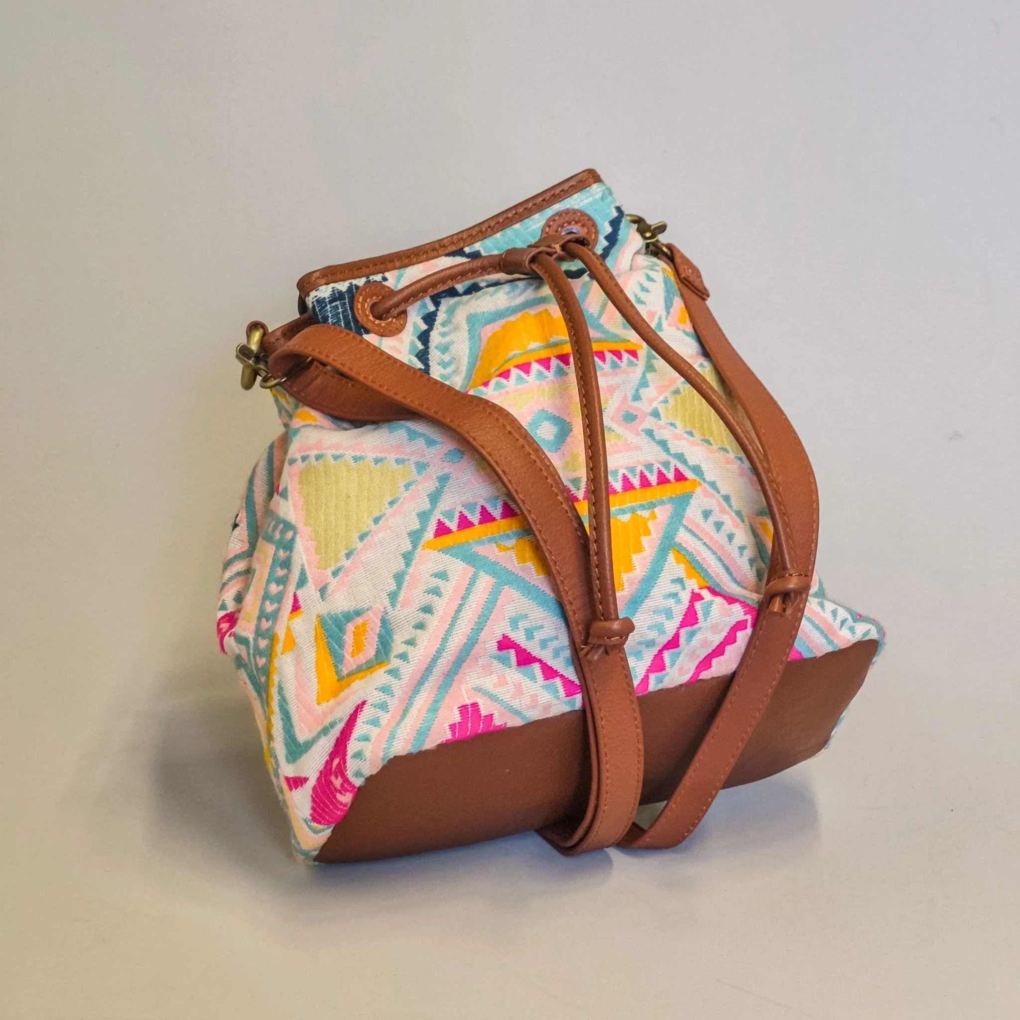 pastel-desert-bucket-bag-2026-2.jpg
