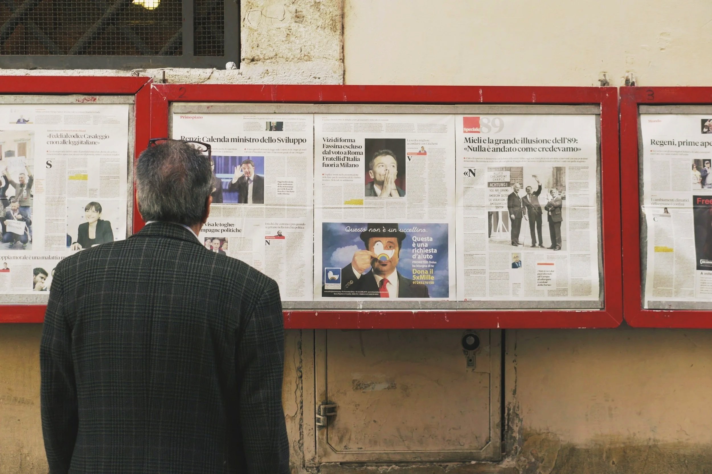 Dibujo geométrico de un cuadrado delineado, con secciones divididas por líneas verticales, horizontales y diagonales.