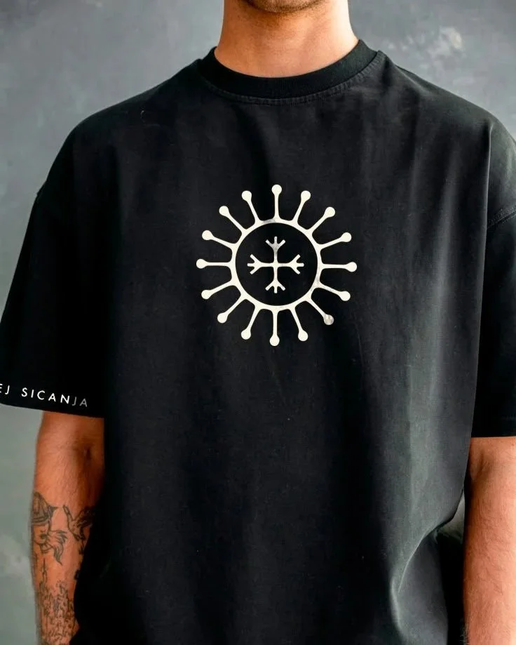 Crna majica sa znakom brenda Muzeja sicanja