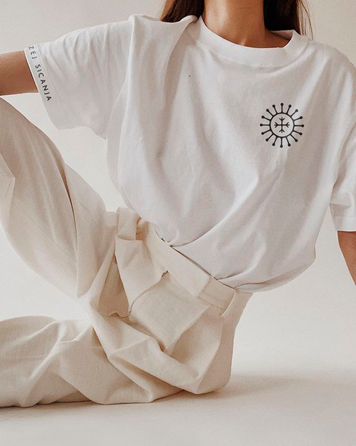 Bijela majica sa znakom brenda Muzeja sicanja