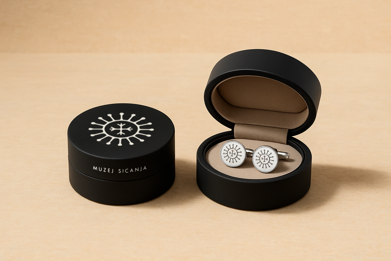 Kutija sa srebrnim manžetama i znakom Muzeja sicanja 