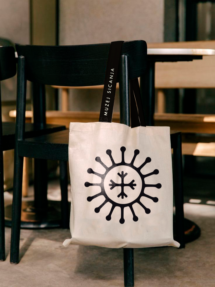 Platnena vrećica sa znakom i logotipom Muzeja sicanja