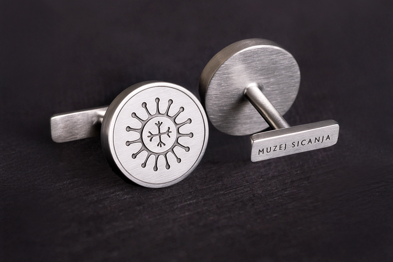 Srebrne manžete sa znakom i logotipom Muzeja sicanja