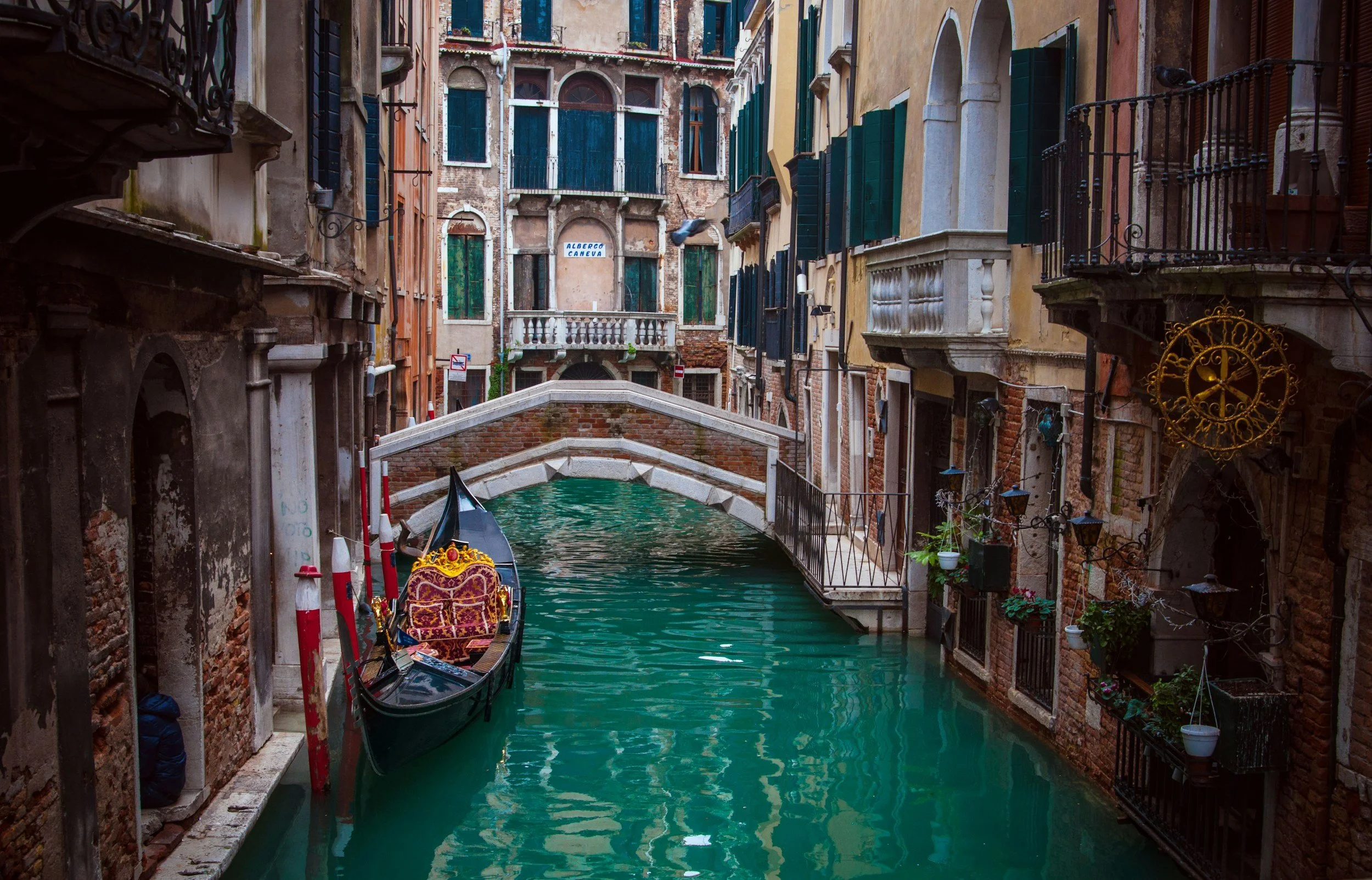 Venice_canal_gondola_bridge