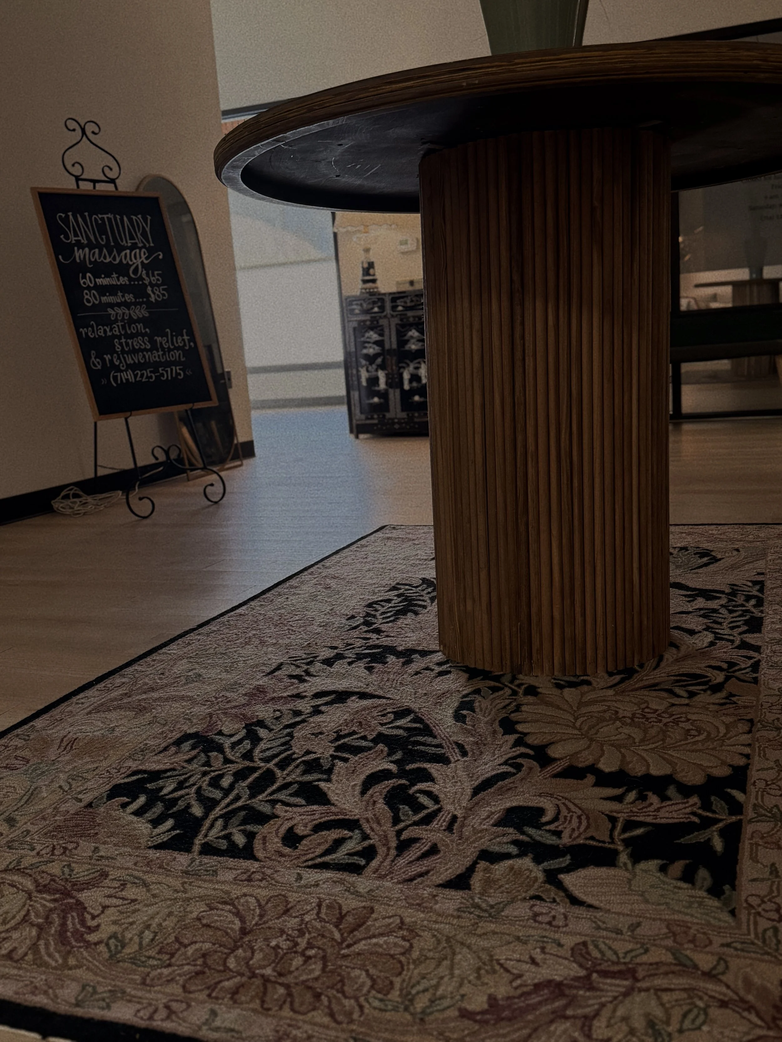 A table displaying a blackboard, suggesting a learning or brainstorming environment