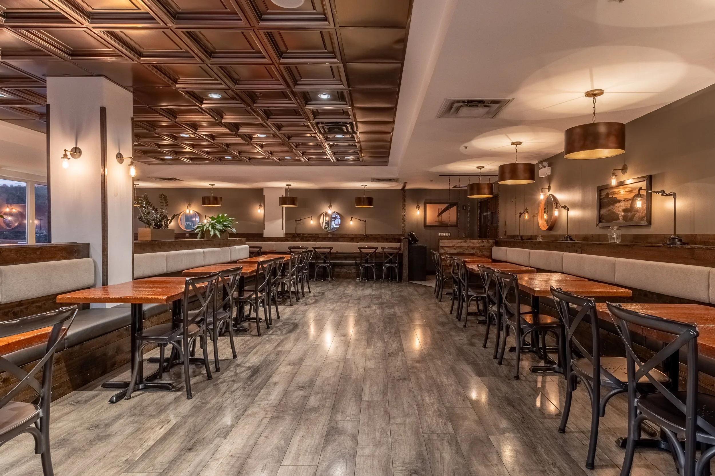 Interior of Lakeside Bar & Grill restaurant, located inside Best Western Plus Chocolate Lake.