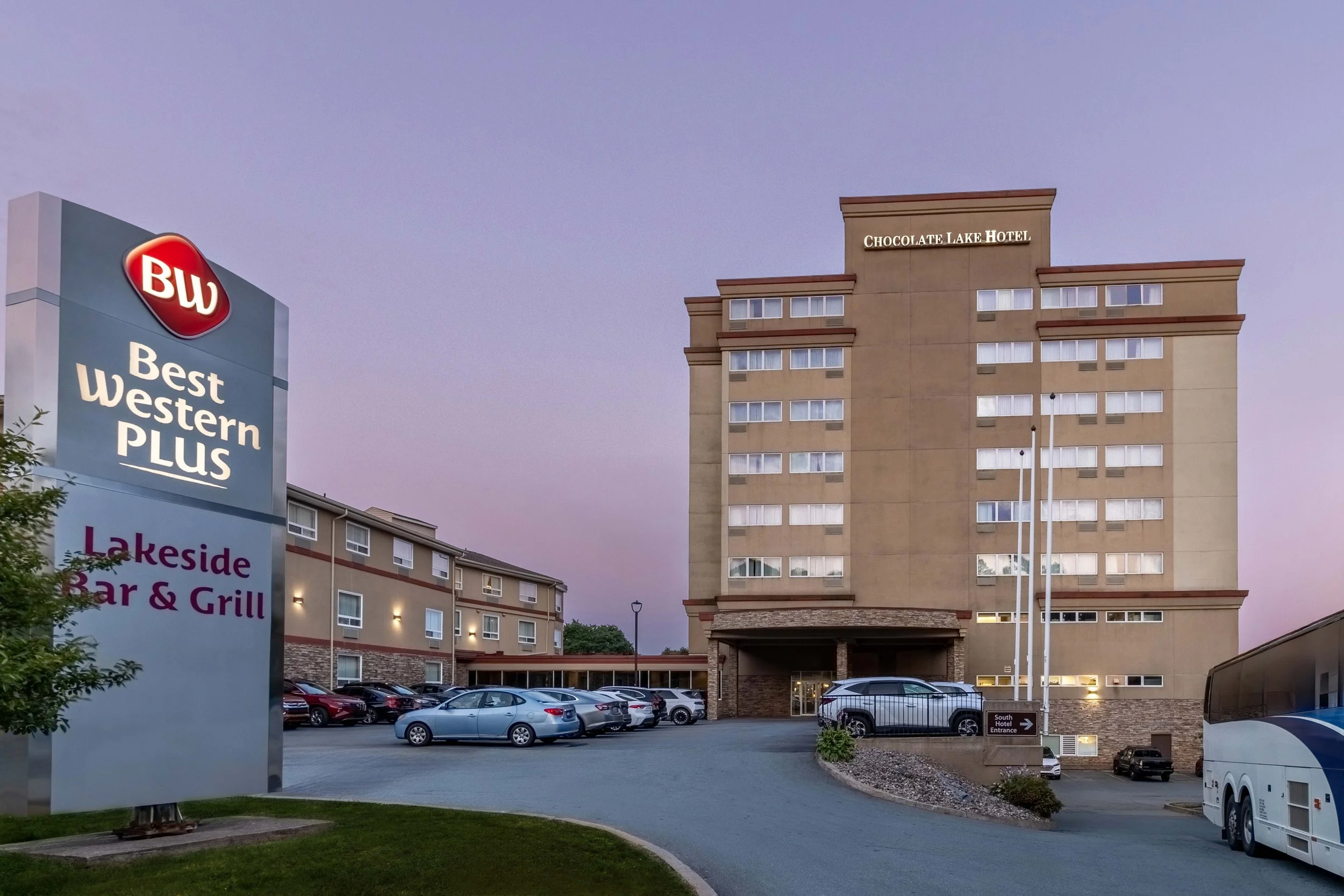 Best Western Plus Chocolate Lake offers free parking.