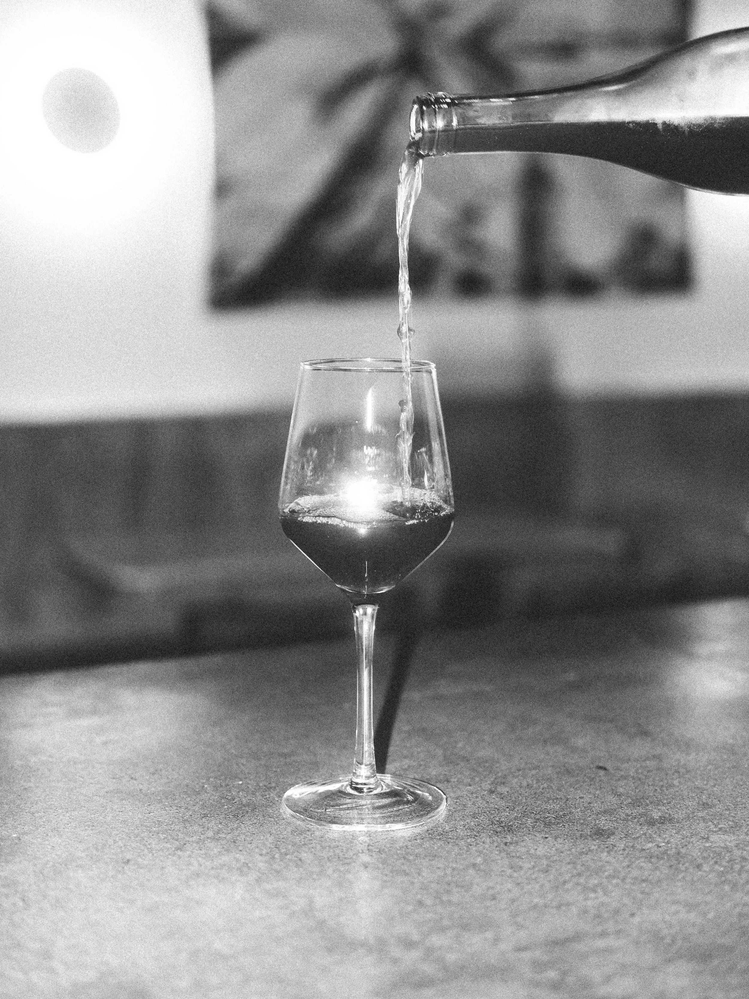 Sunday: Last Pour Of The Week 😋 Open til 9 ! See You Soon 🍷