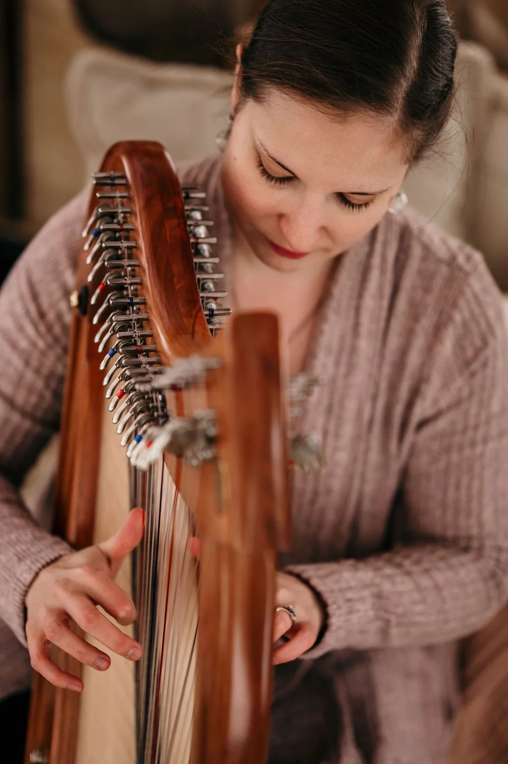 Une harpiste fait de la harpe-thérapie avec sa harpe celtique.