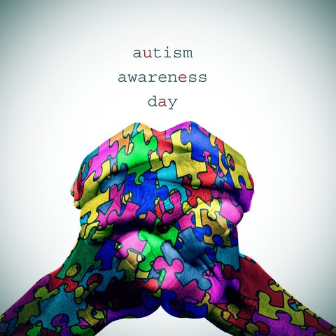 Un mannequin portant un vêtement avec un motif puzzle coloré, illustrant la sensibilisation à l'autisme, avec le texte 'autism awareness day' en haut.
