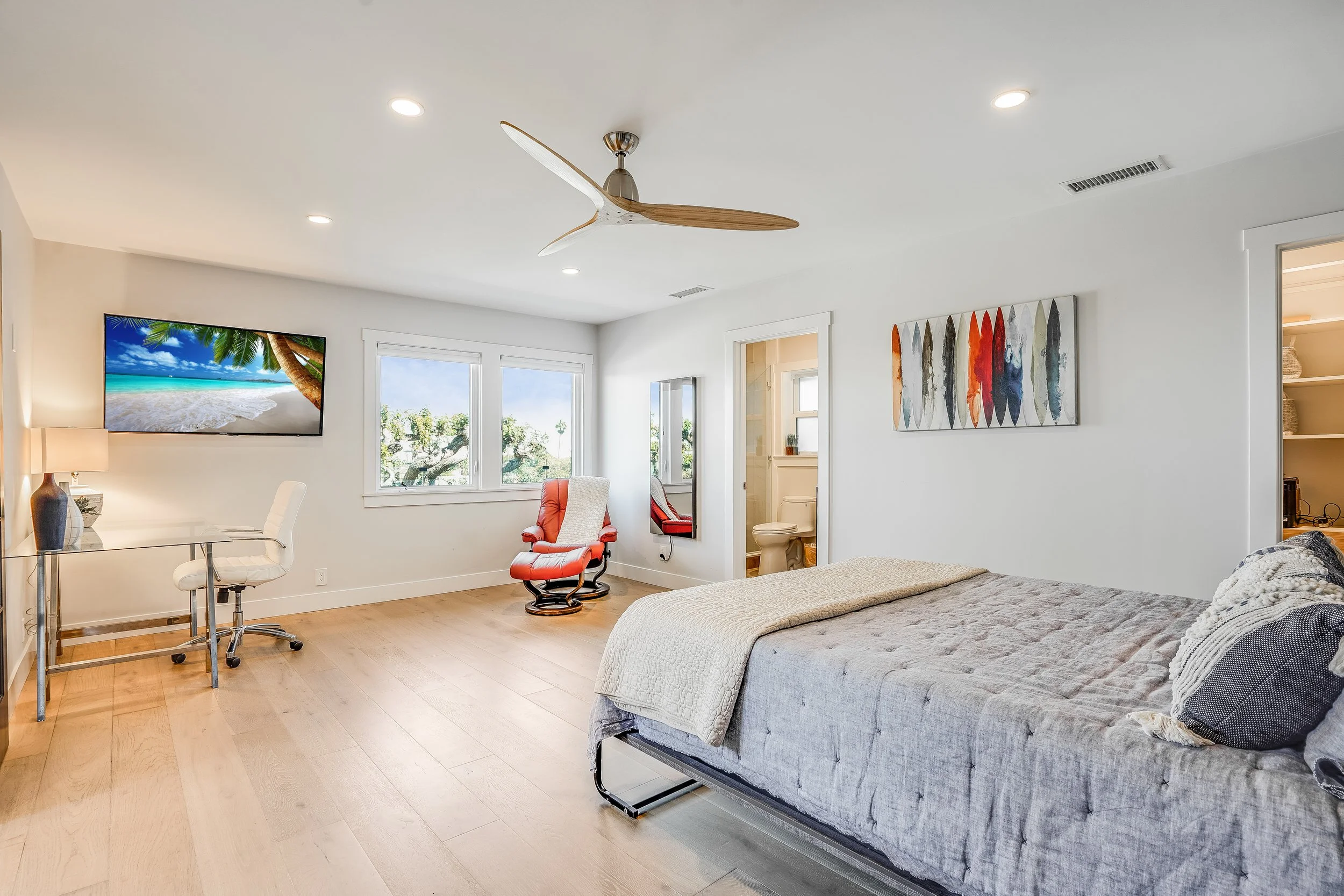 Second master faces ocean with bay windows 