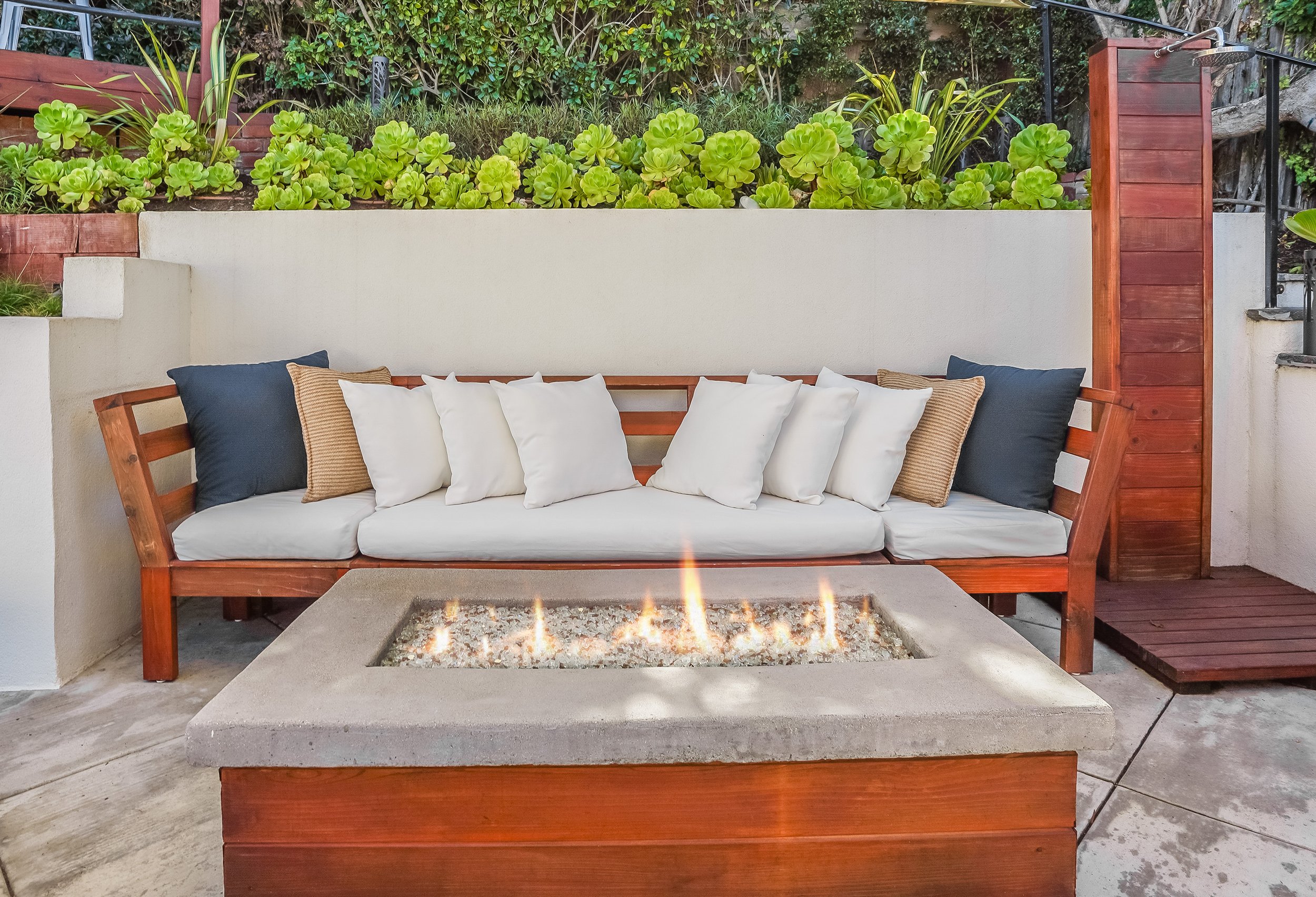 Outdoor gas fireplace