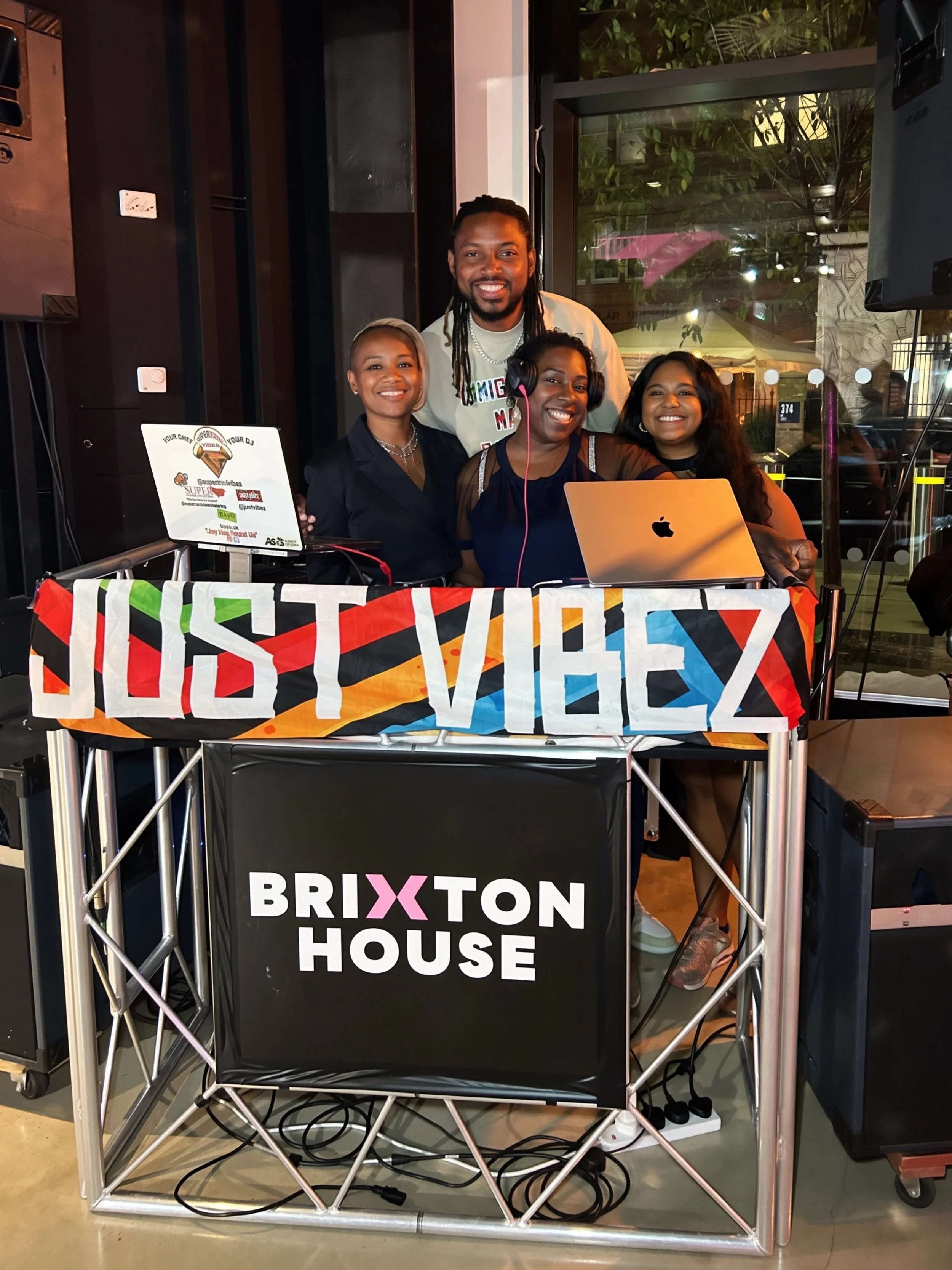 We kicked off Black History Month @brxhousetheatre the only way we know how&hellip; WITH ALL THE VIBEZ!  Courtesy of @justvibez 🖤✨

From shopping independent to supporting small businesses, connecting with community and dancing the night away POP UP