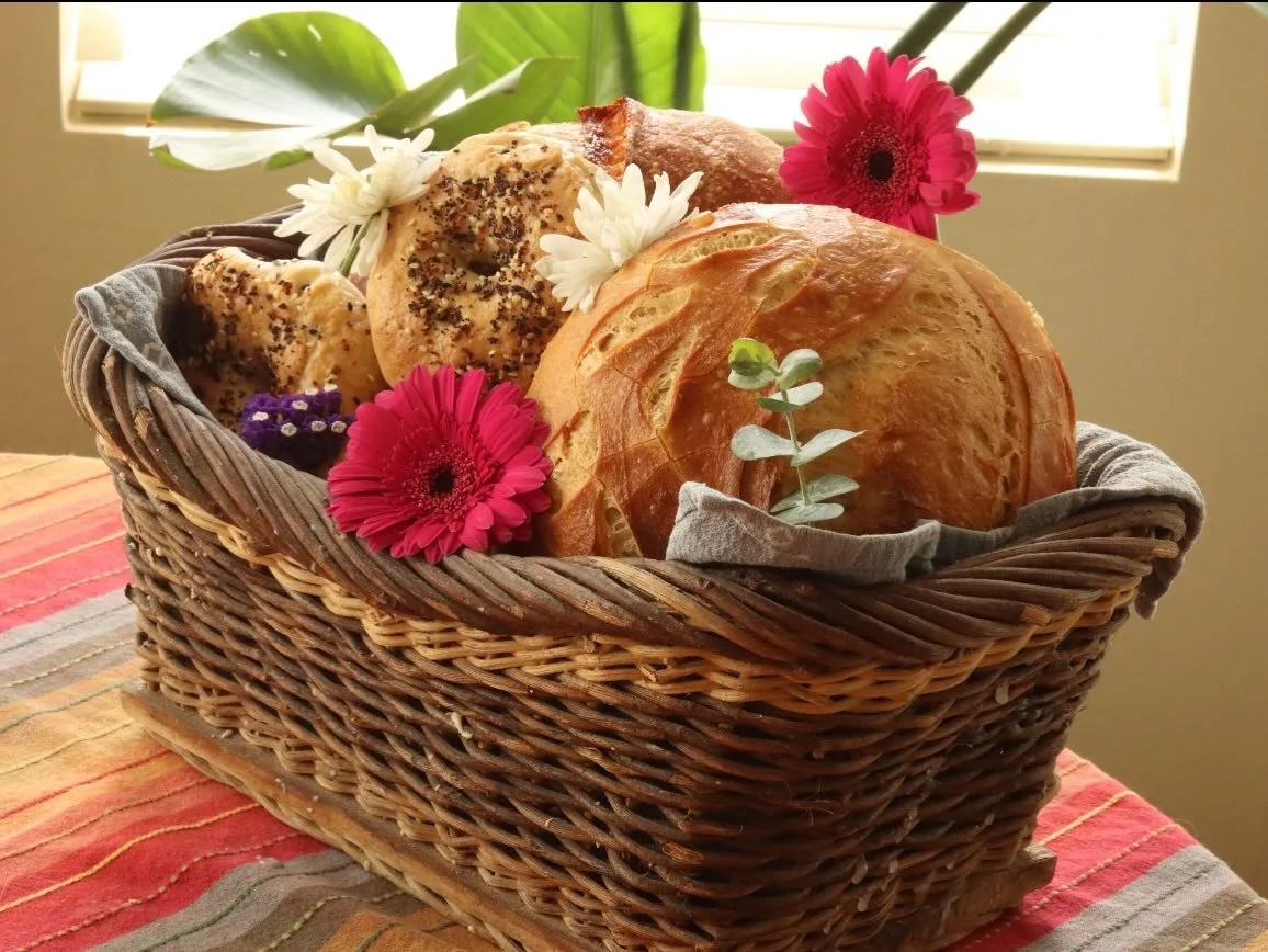 A perfect weekend starts with a bread basket full of fresh sourdough! 🌻🥖 Order yours today at hippy-harvest.com and savor the taste of homemade goodness by Saturday. Don&rsquo;t miss out! ✨

#sourdoughbaking #athomebakery #deliveryavailable🚗ordero