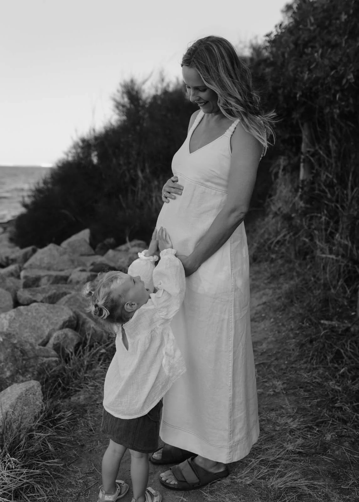 gold-coast-family-photographer-mother-pregnant-with-child.jpg