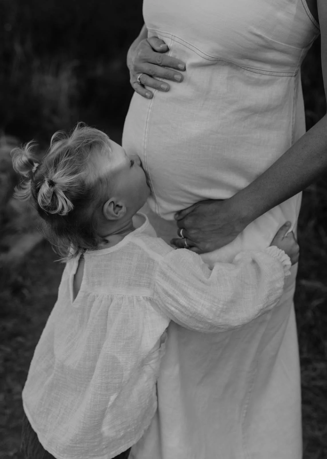 gold-coast-family-photographer-child-kissing-pregnant-belly.jpg