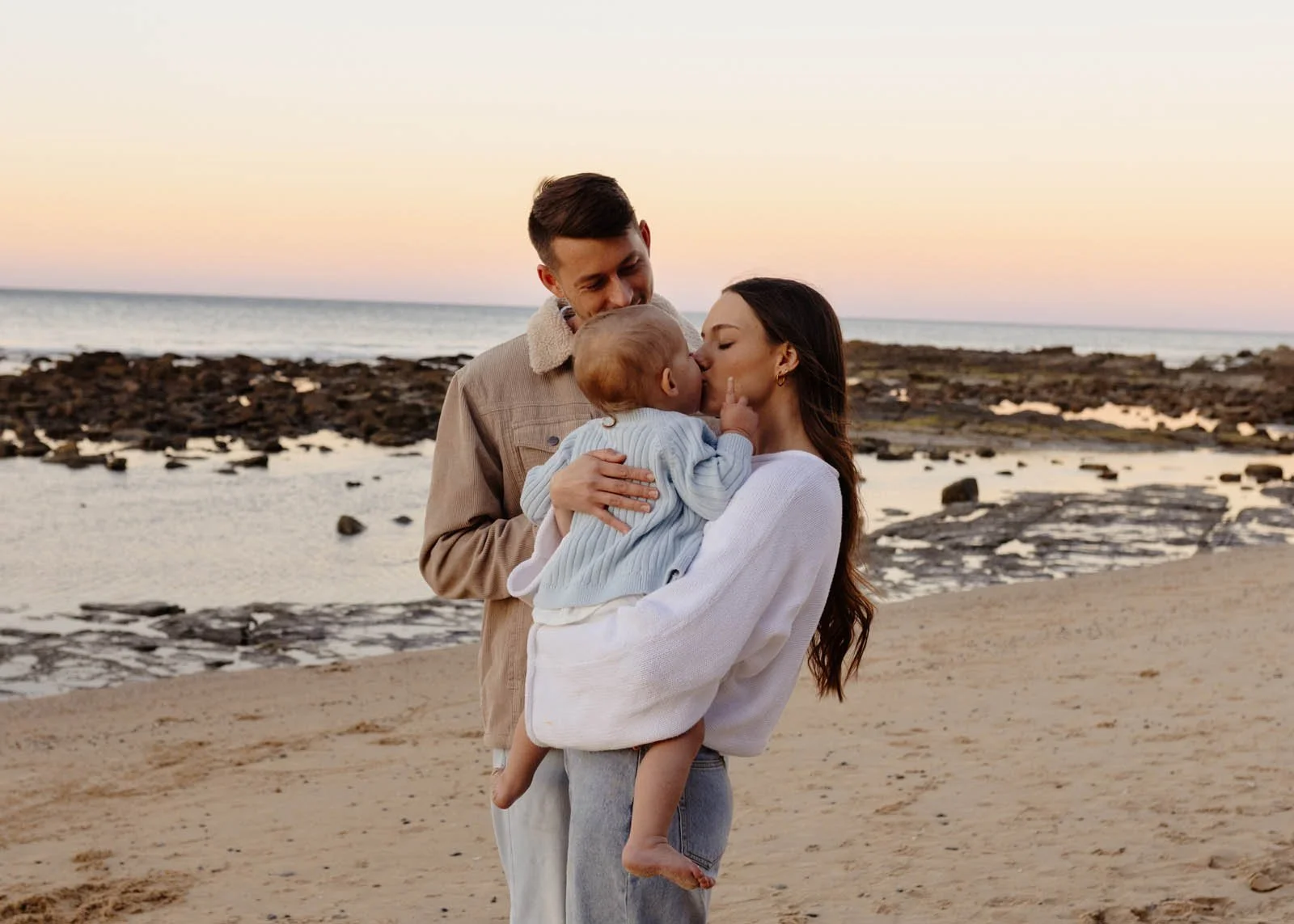 brisbane-family-photographer-beach-baby-kiss.jpg