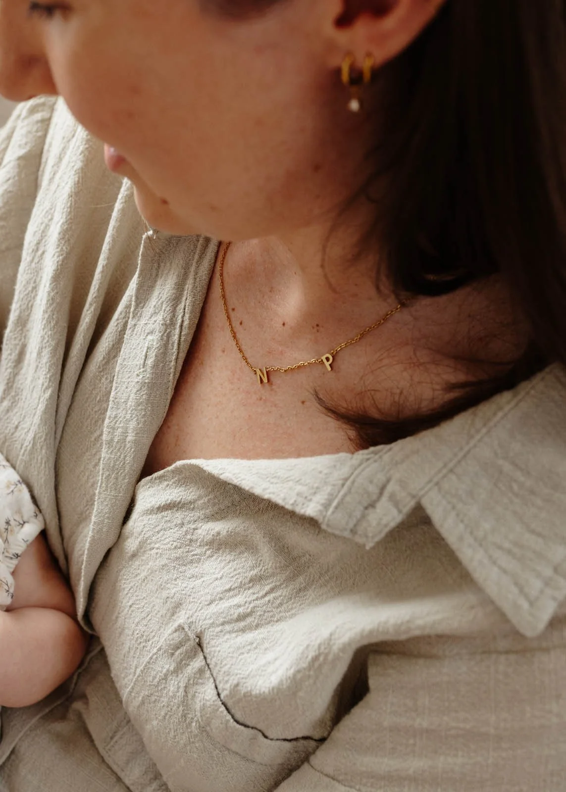 brisbane-lifestyle-newborn-photographer-mother-holding-baby-detail.jpg
