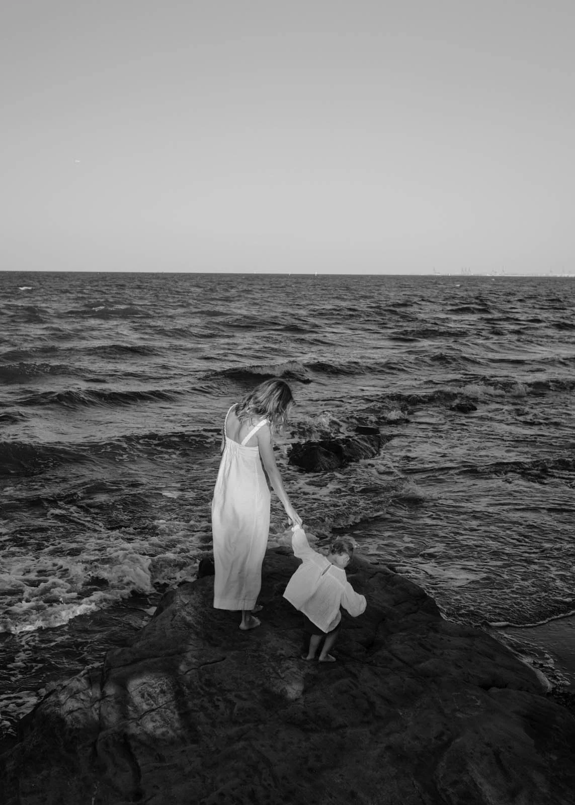 gold-coast-family-photographer-mother-with-child-candid-moment-by-the-water.jpg
