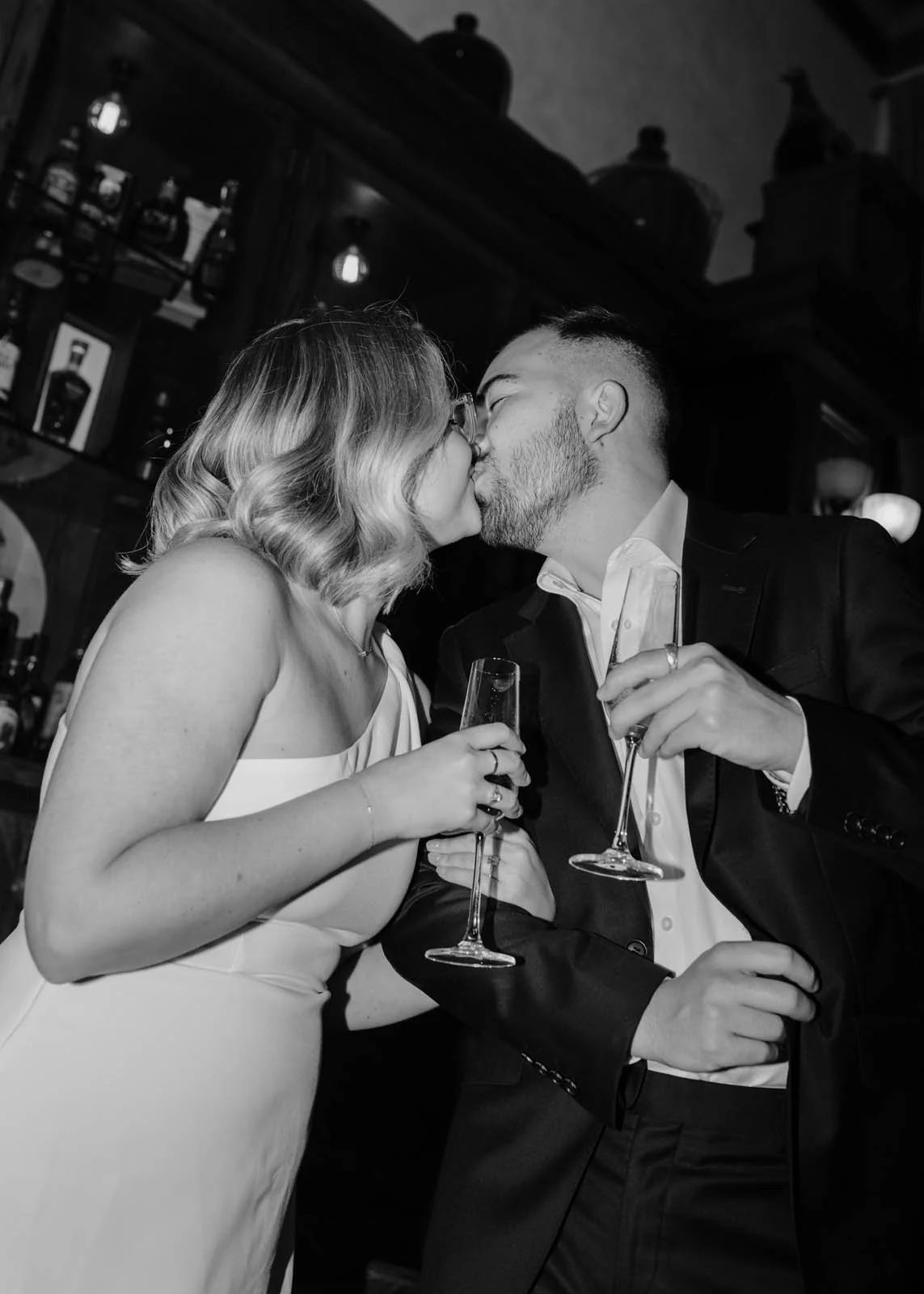 brisbane-wedding-photographer-reception-kiss-black-and-white.jpg