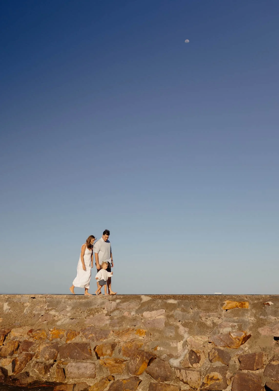 gold-coast-family-photographer-parents-with-child-candid-moment.jpg
