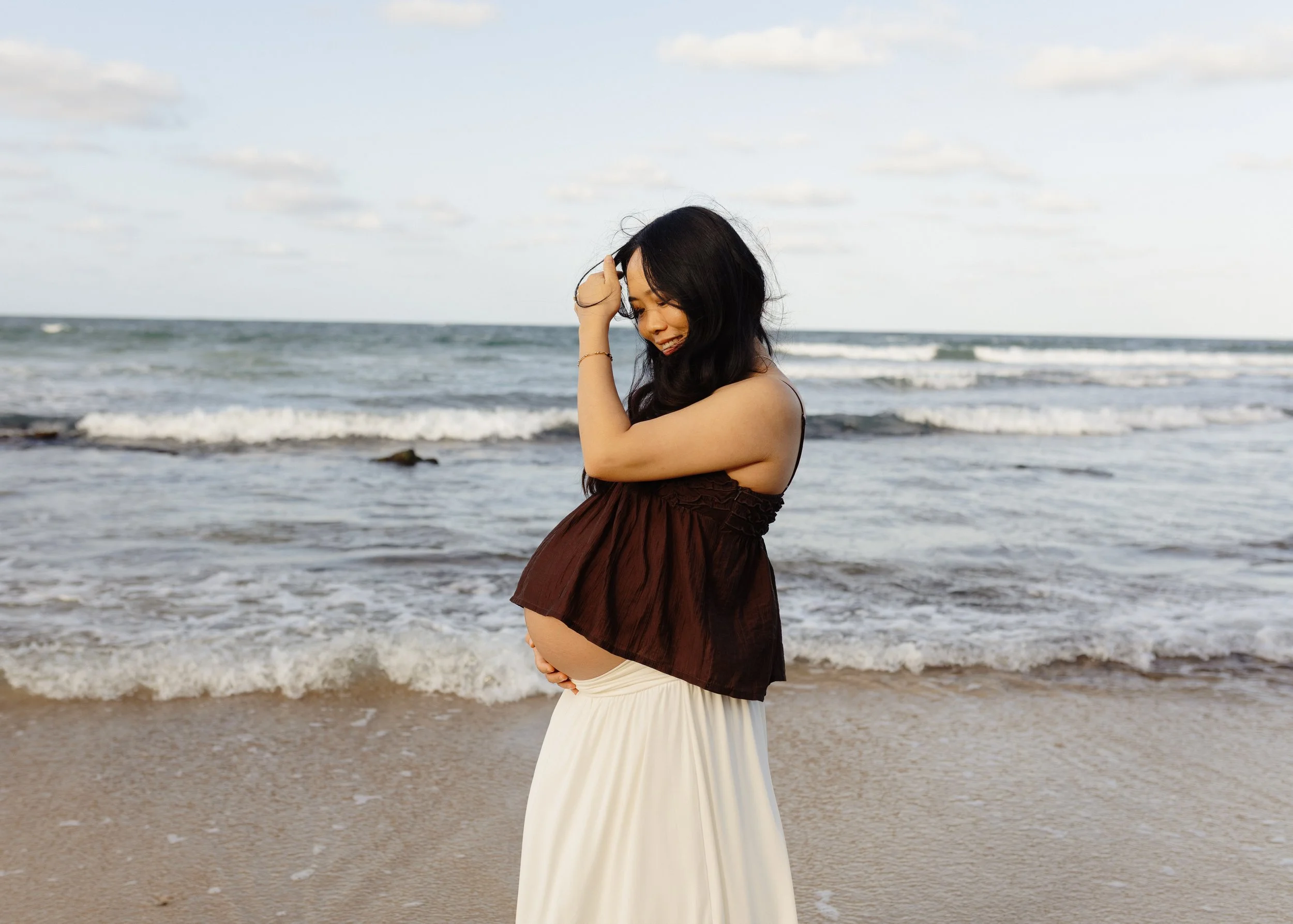 brisbane-maternity-photographer-beach-portrait.jpg