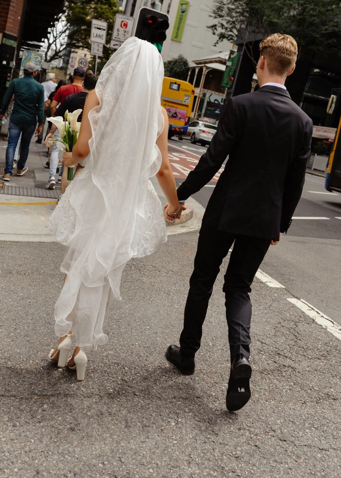 brisbane-wedding-photographer-couple-crossing-street.jpg