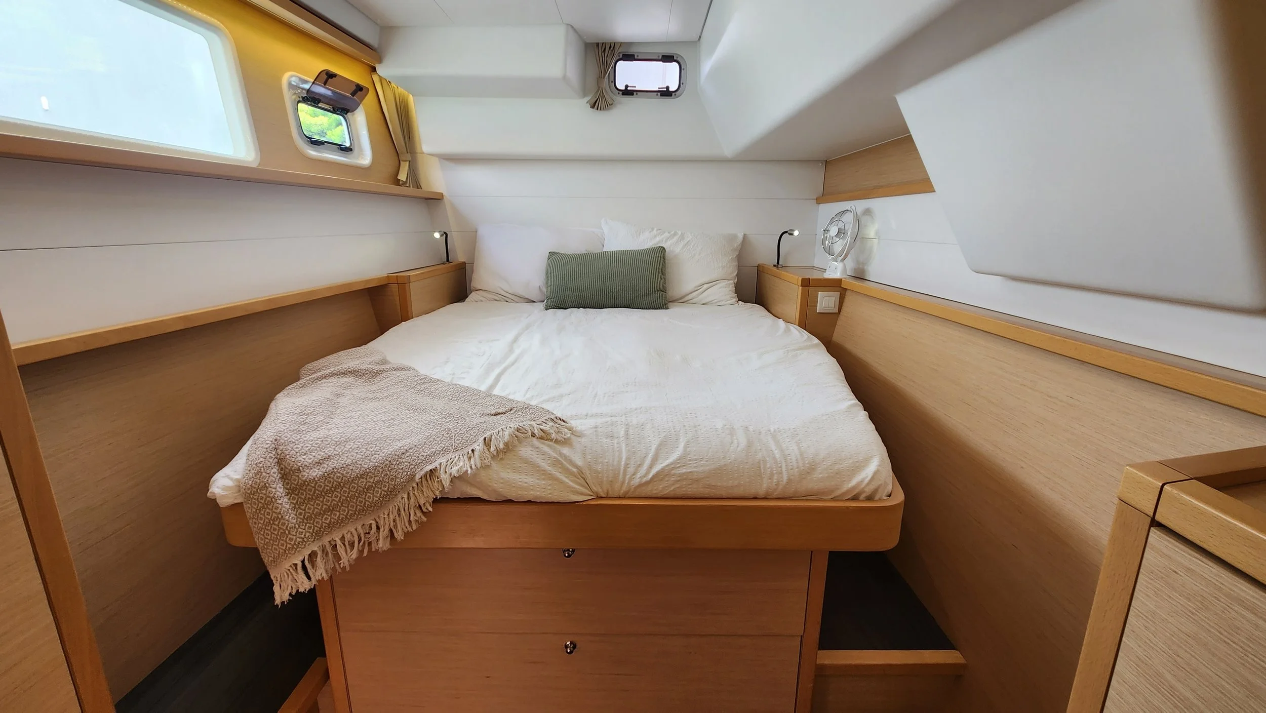 Head 1 of 4 (Stern, Starboard)