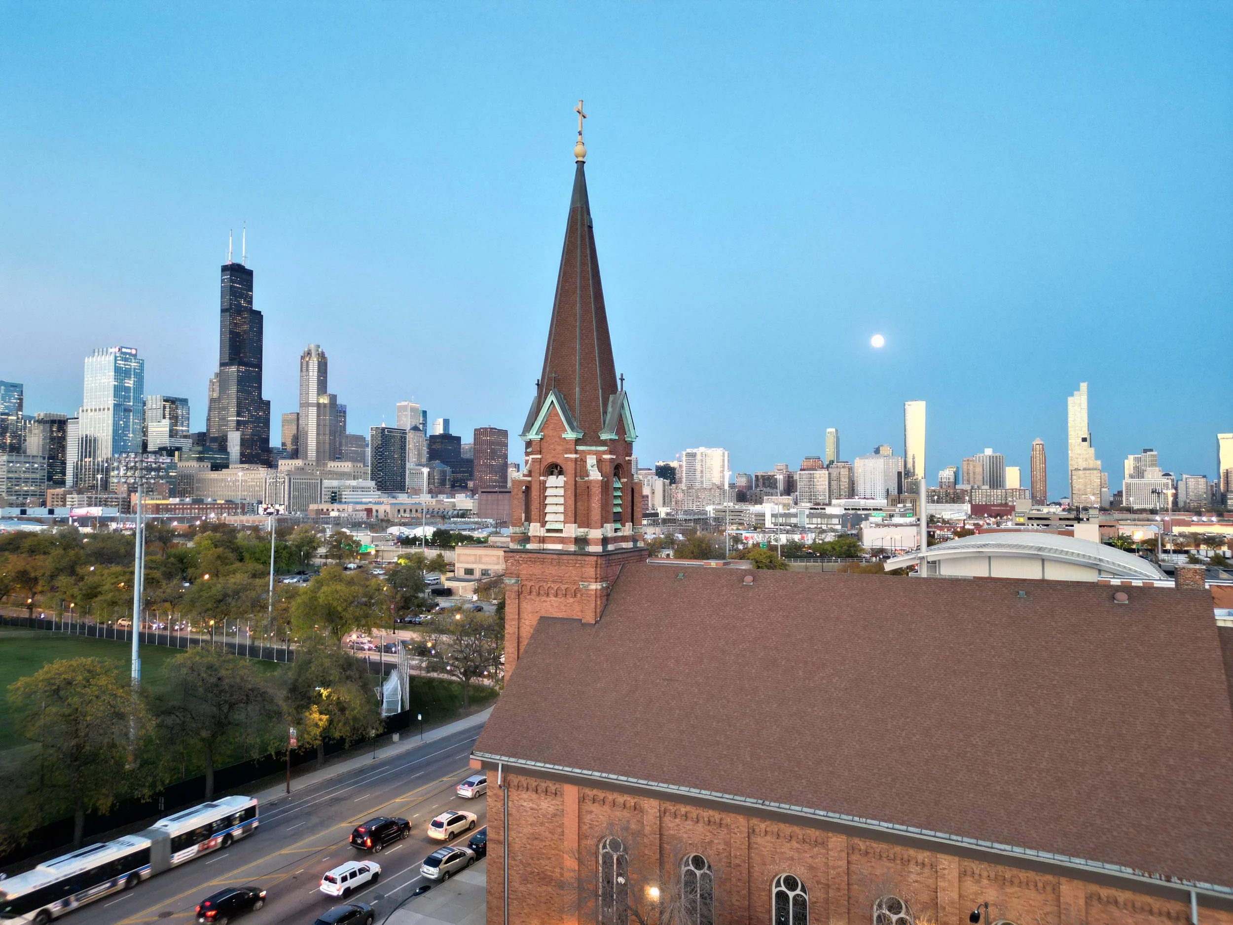 Vista diurna de la Iglesia de San Francisco de Asís con el horizonte de Chicago