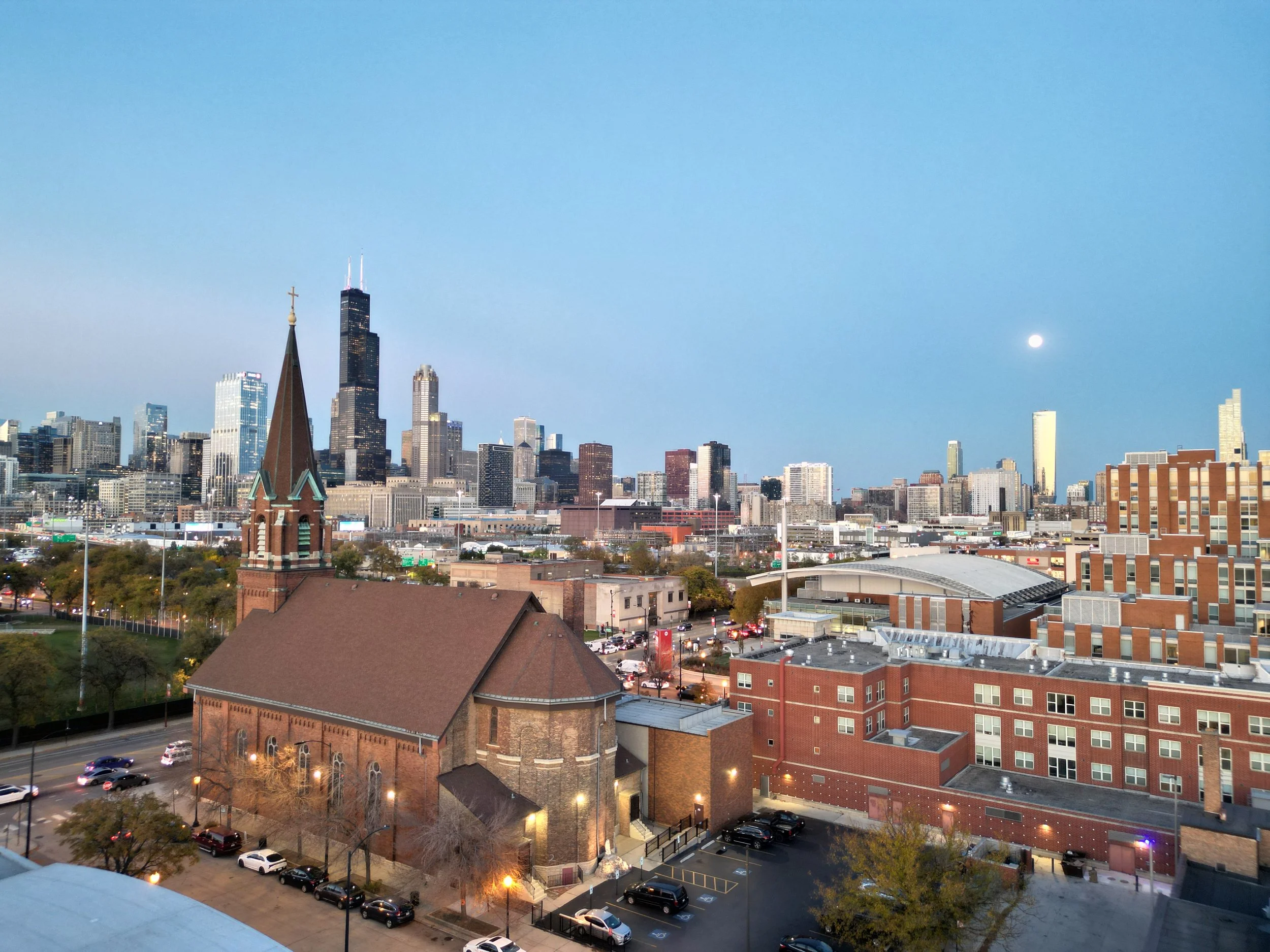 Iglesia de San Francisco de Asís al atardecer con el horizonte de Chicago