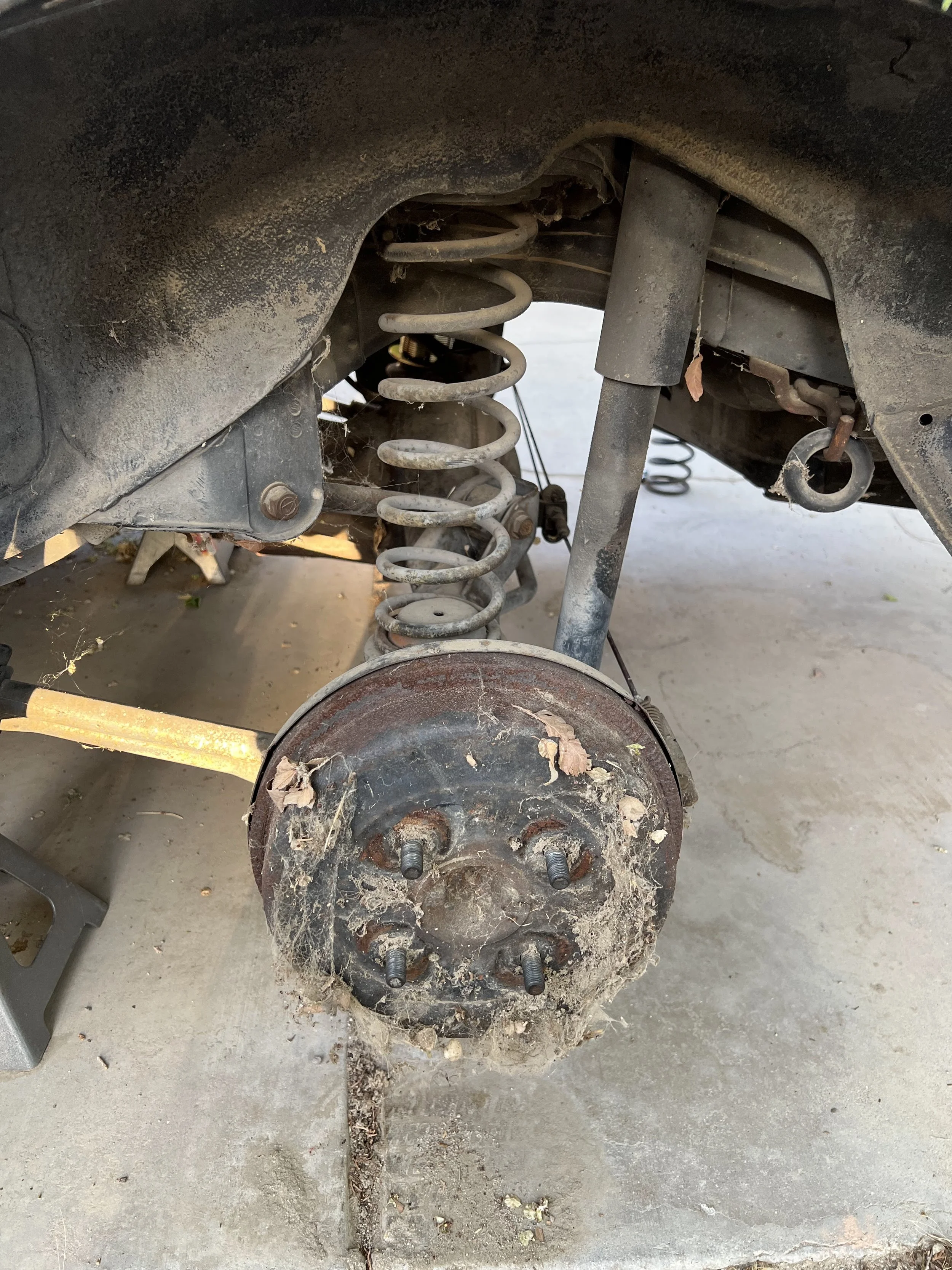 Overview of a 1984 Nissan 200SX S12 41 year old rear suspension setup.