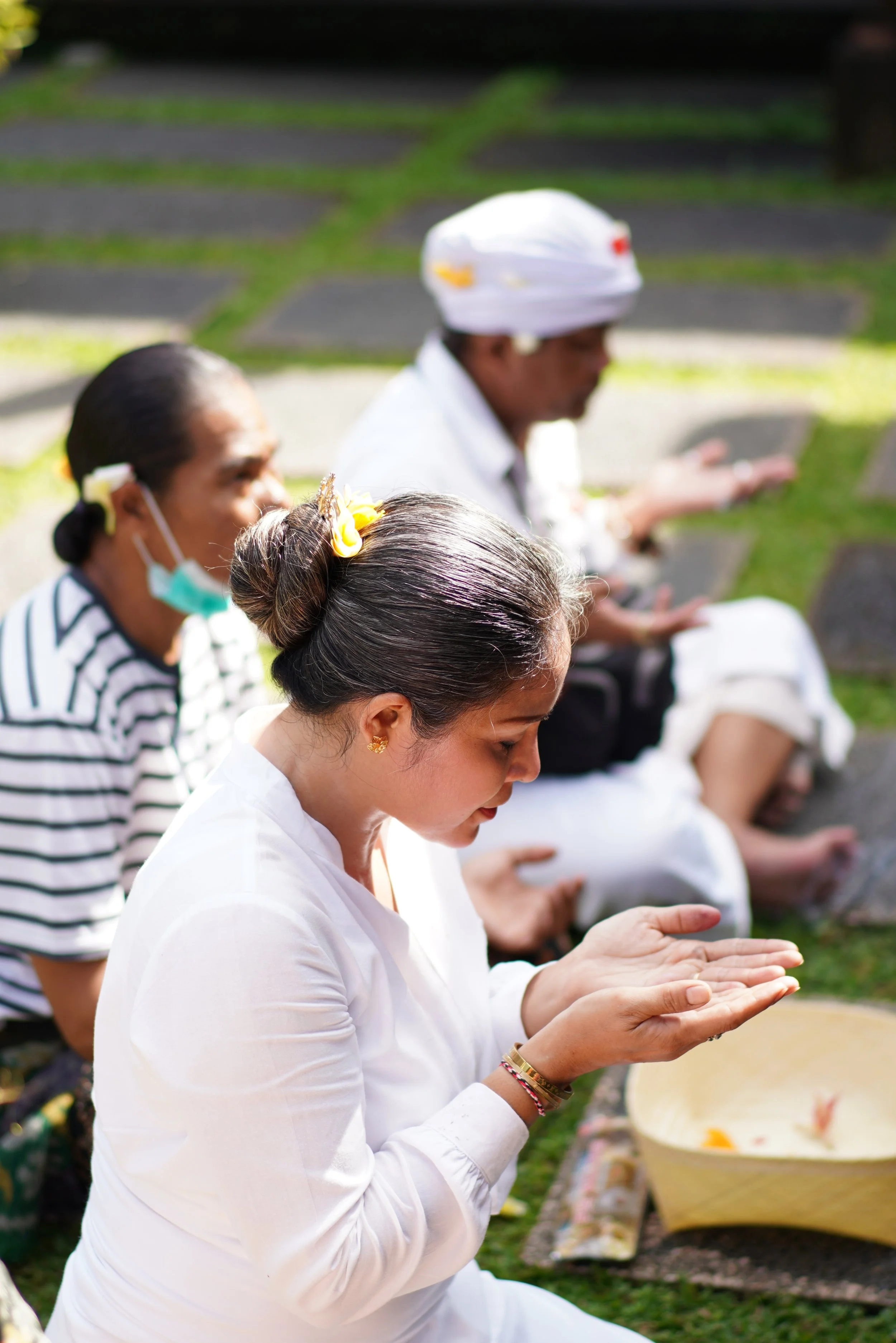 Balinesische Zeremonie im Tempel mit Bali Heiler und Heilerin