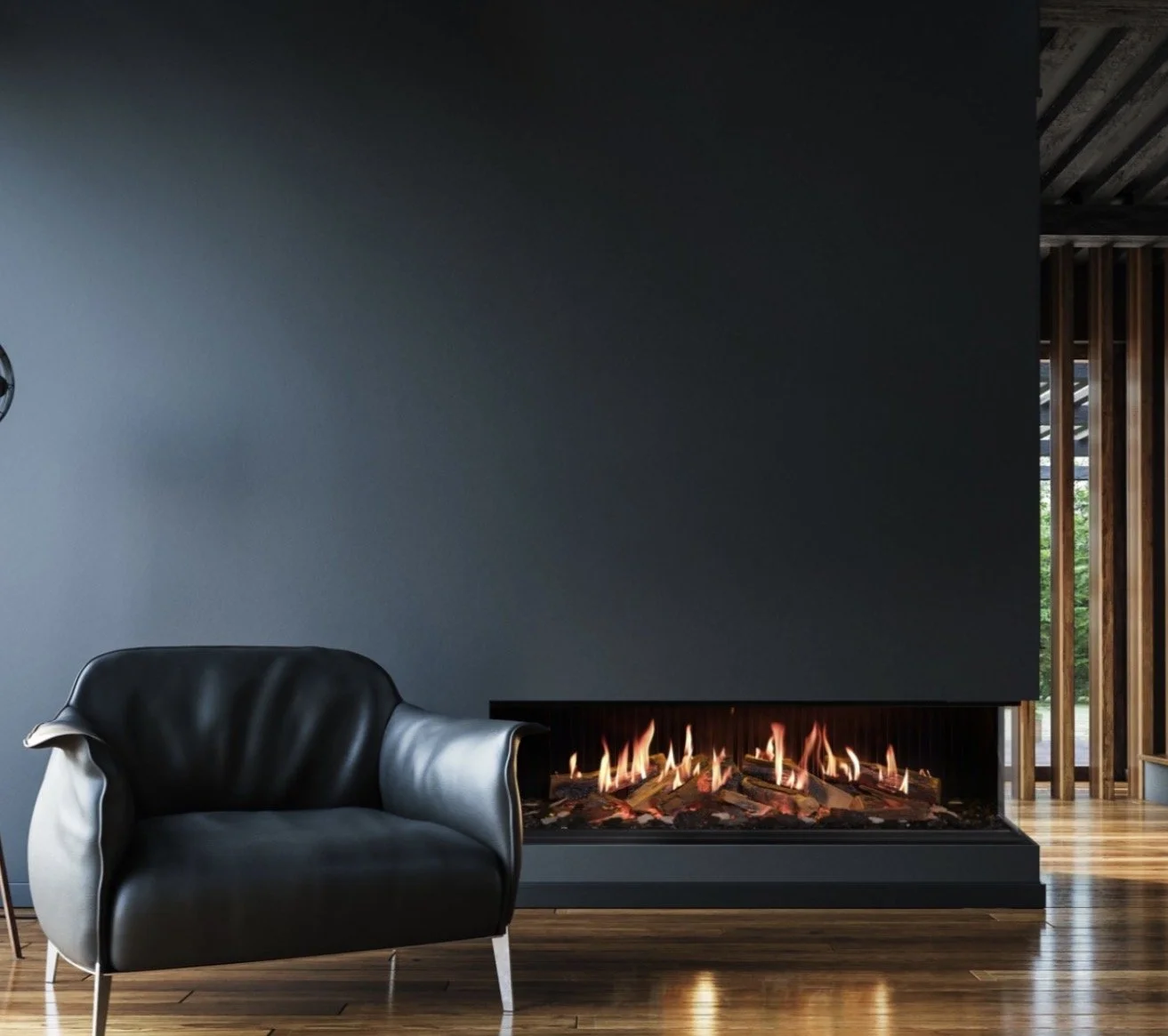 Moderne woonkamer met zwarte leren bank, open haard en houten vloer.