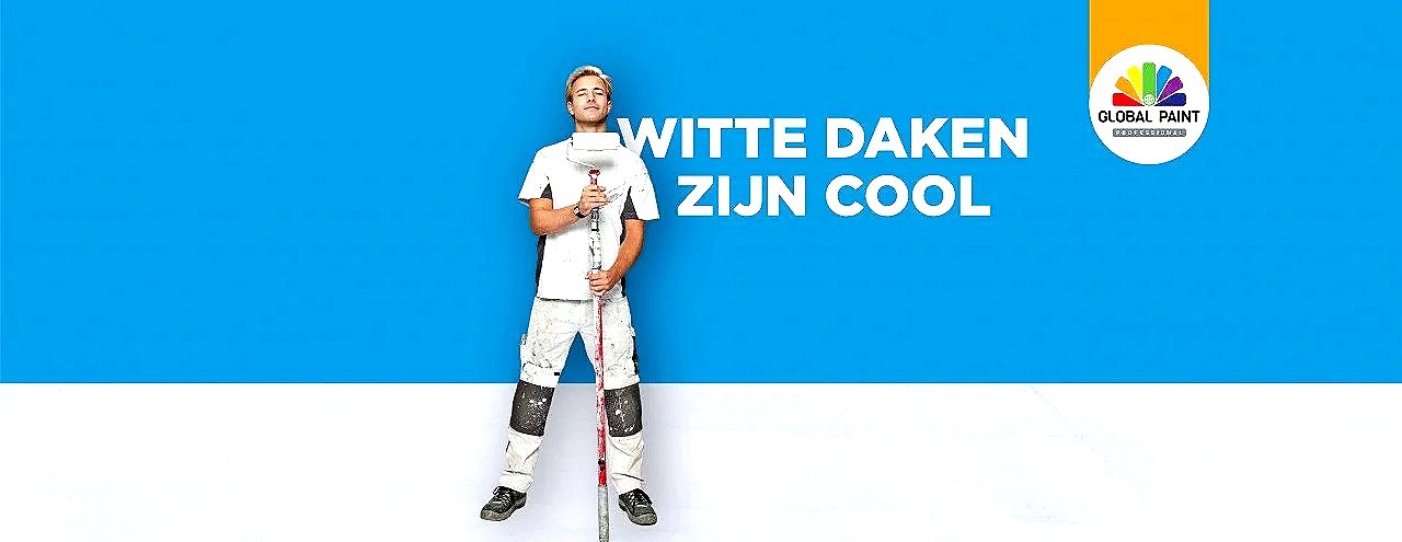 Man in een zwart-wit outfit met verfspatten, holdend een verfroller voor een blauwe muur met witte tekst 'WITTE DAKEN ZIJN COOL' en een logo rechtsboven. Global Paint Roofing TG
