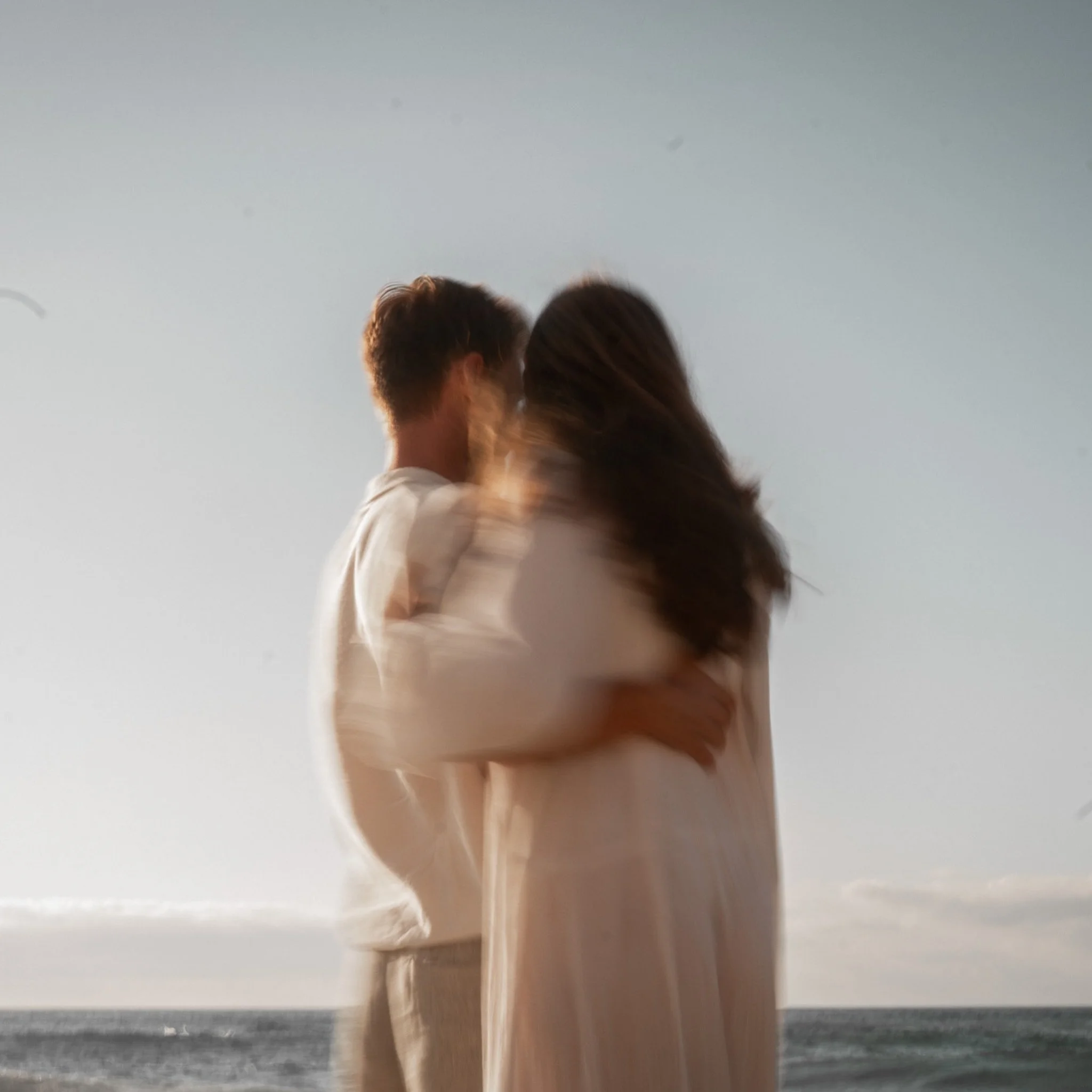 So excited for some first snippets of a magical Couple &amp; Family Shoot with @llenaelisa &amp; @vanofacreative at the Coastlinw in Peniche, Portugal. 
The time felt like spending a cozy afternoon on the beach, sharing stories and capturing natural 