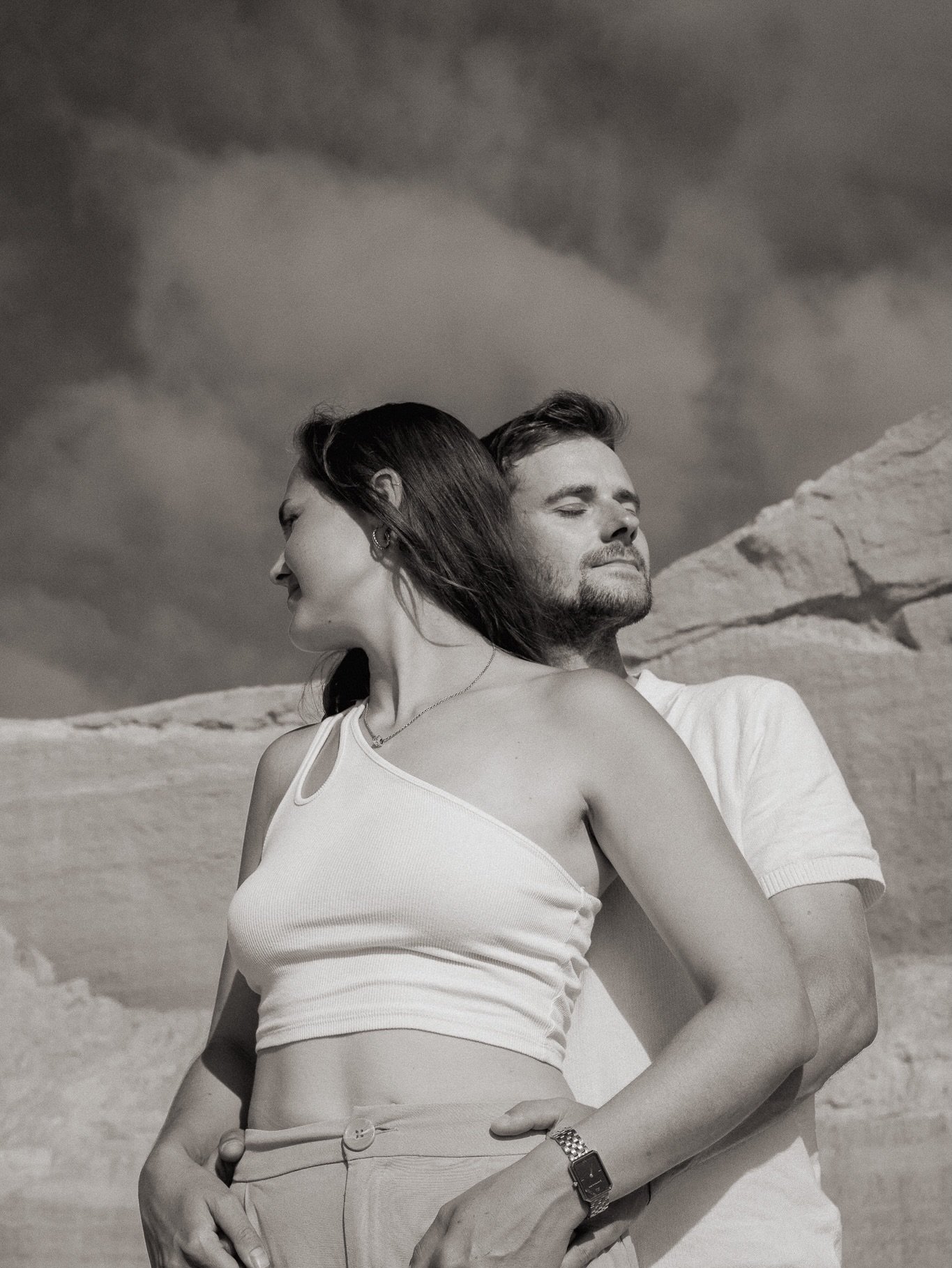 at the coast with @llenaelisa @vanofacreative 🐚
I just love the architectural, cinematic feeling of the Cliffs in the background!

#weddingphotographerportugal #ericeiraphotographer