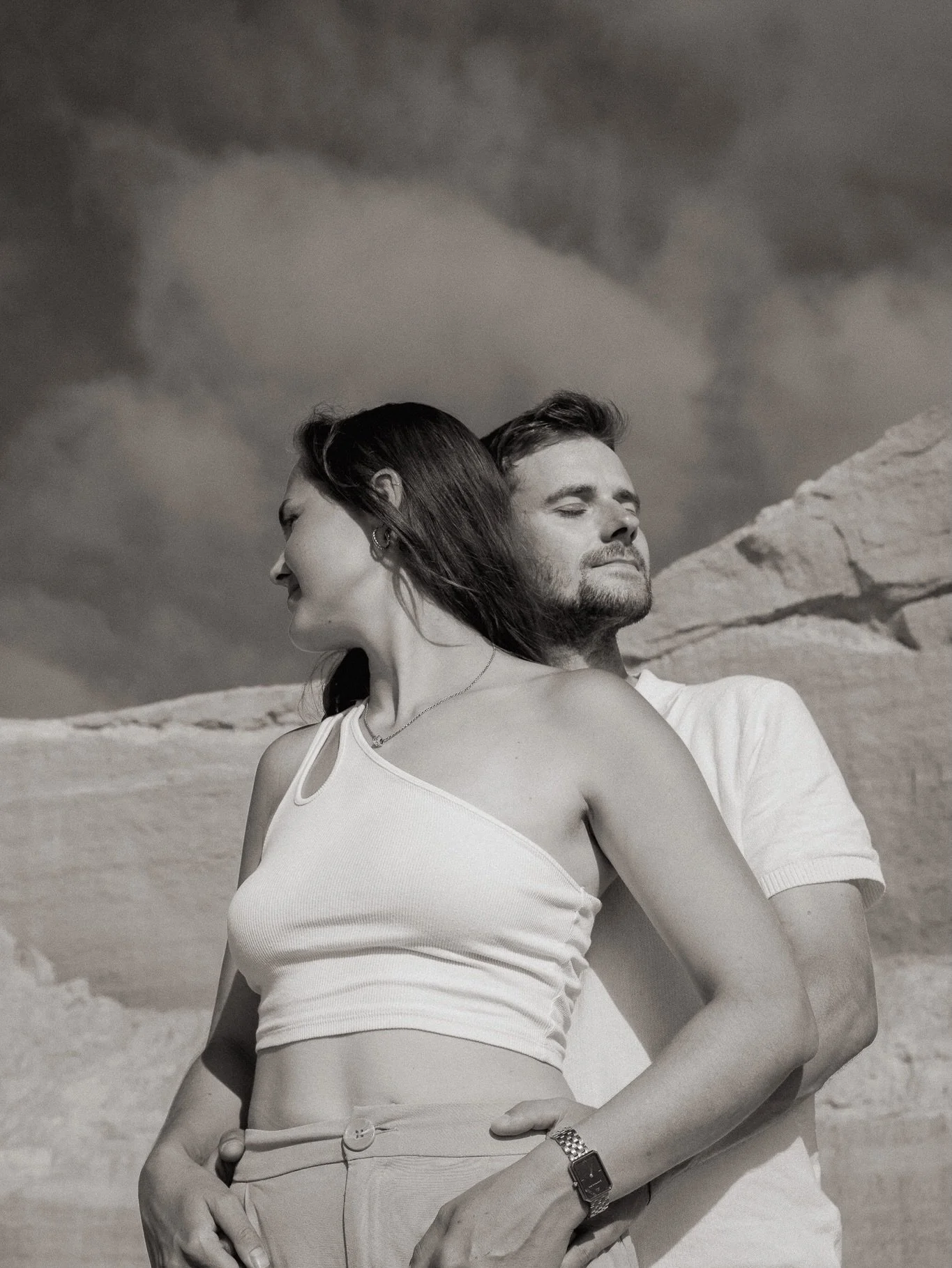 at the coast with @llenaelisa @vanofacreative 🐚
I just love the architectural, cinematic feeling of the Cliffs in the background!

#weddingphotographerportugal #ericeiraphotographer
