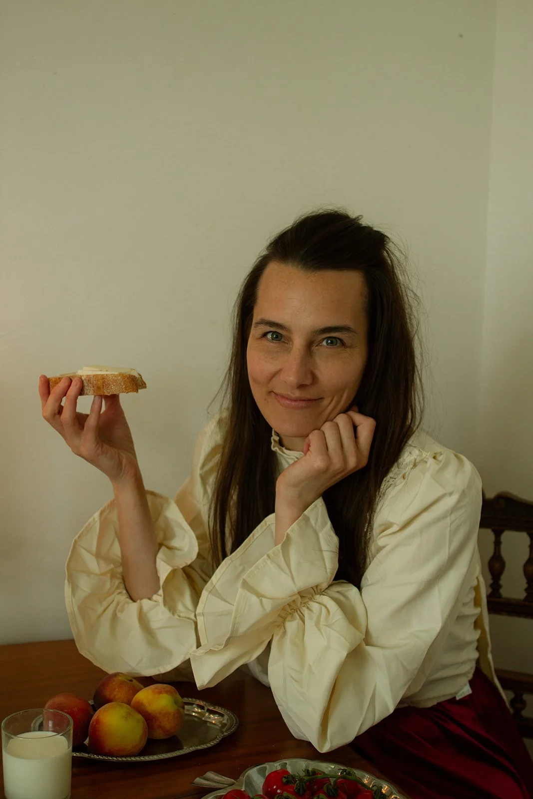 Gezonde voeding met perziken, tomaten en melk. Holistische voedingsbegeleiding en vitaliteit.