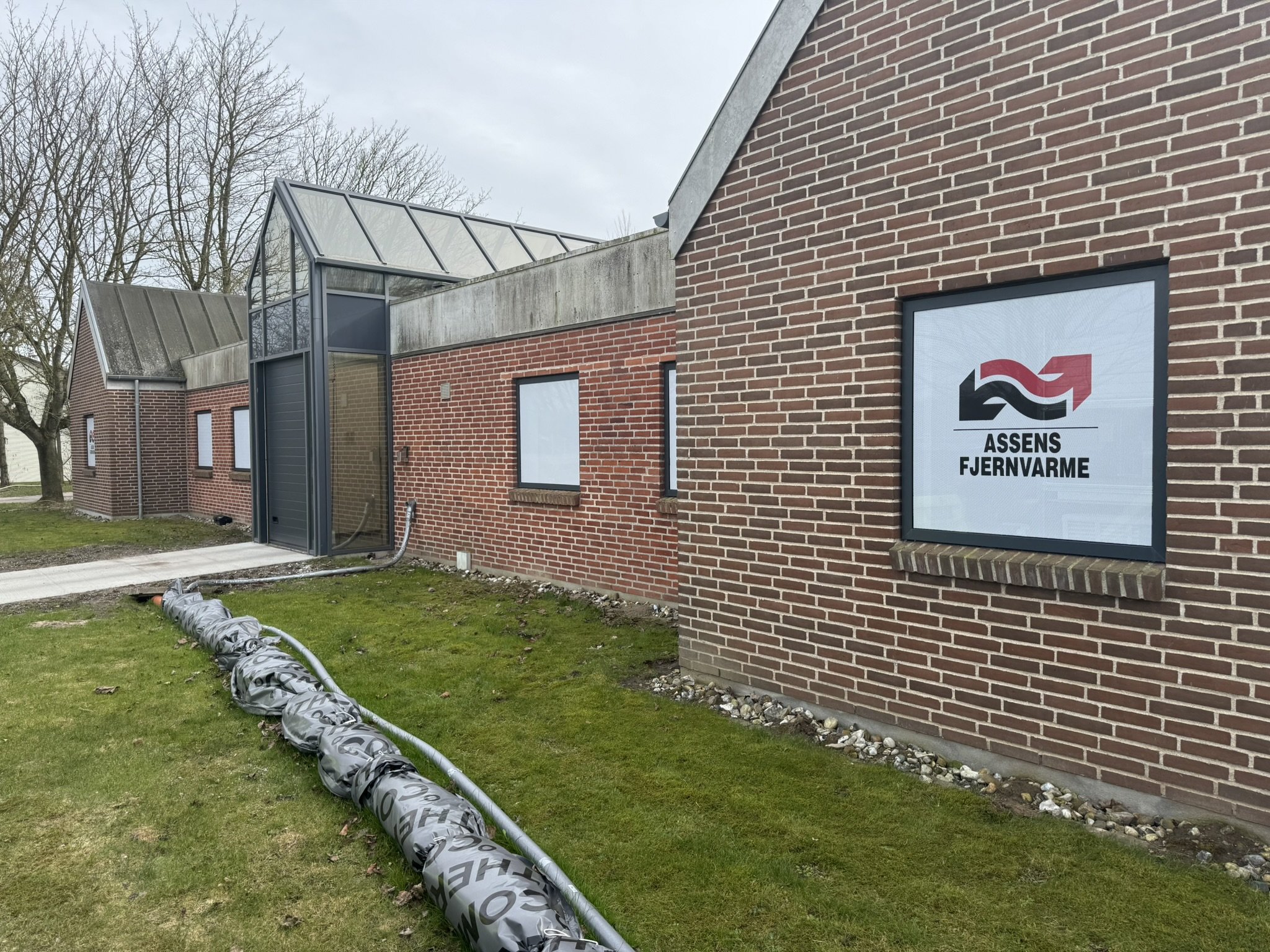 Frostet folie og printet logo på glas hos Assens Fjernvarme